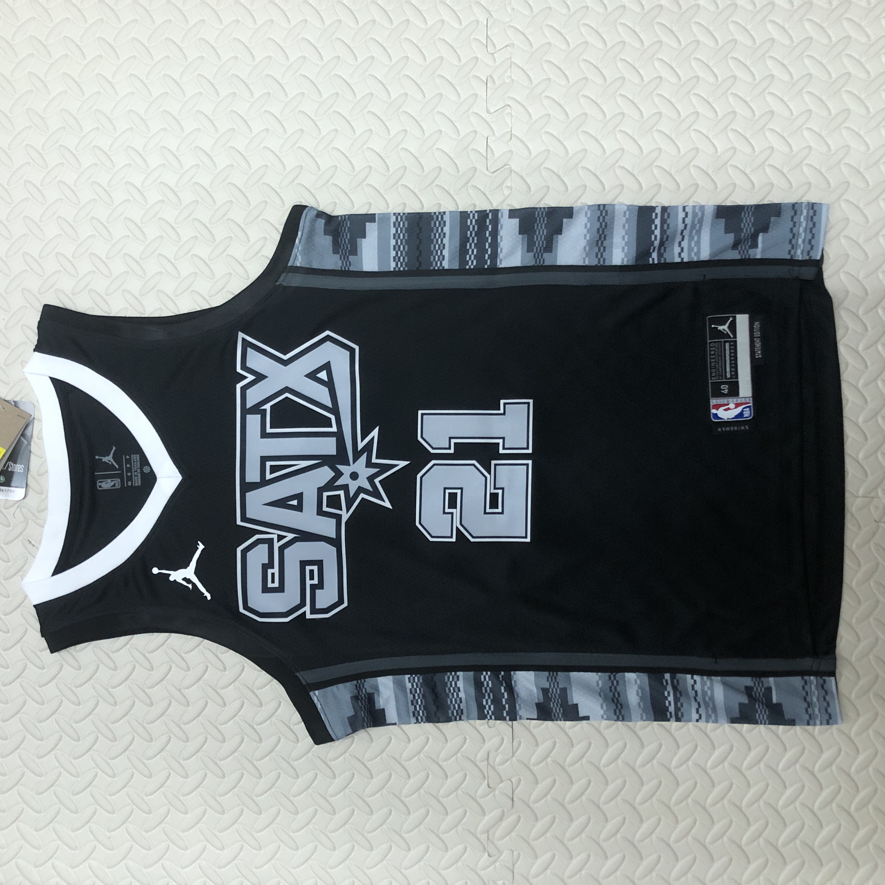 23 season Spurs fly limited number 21 Duncan