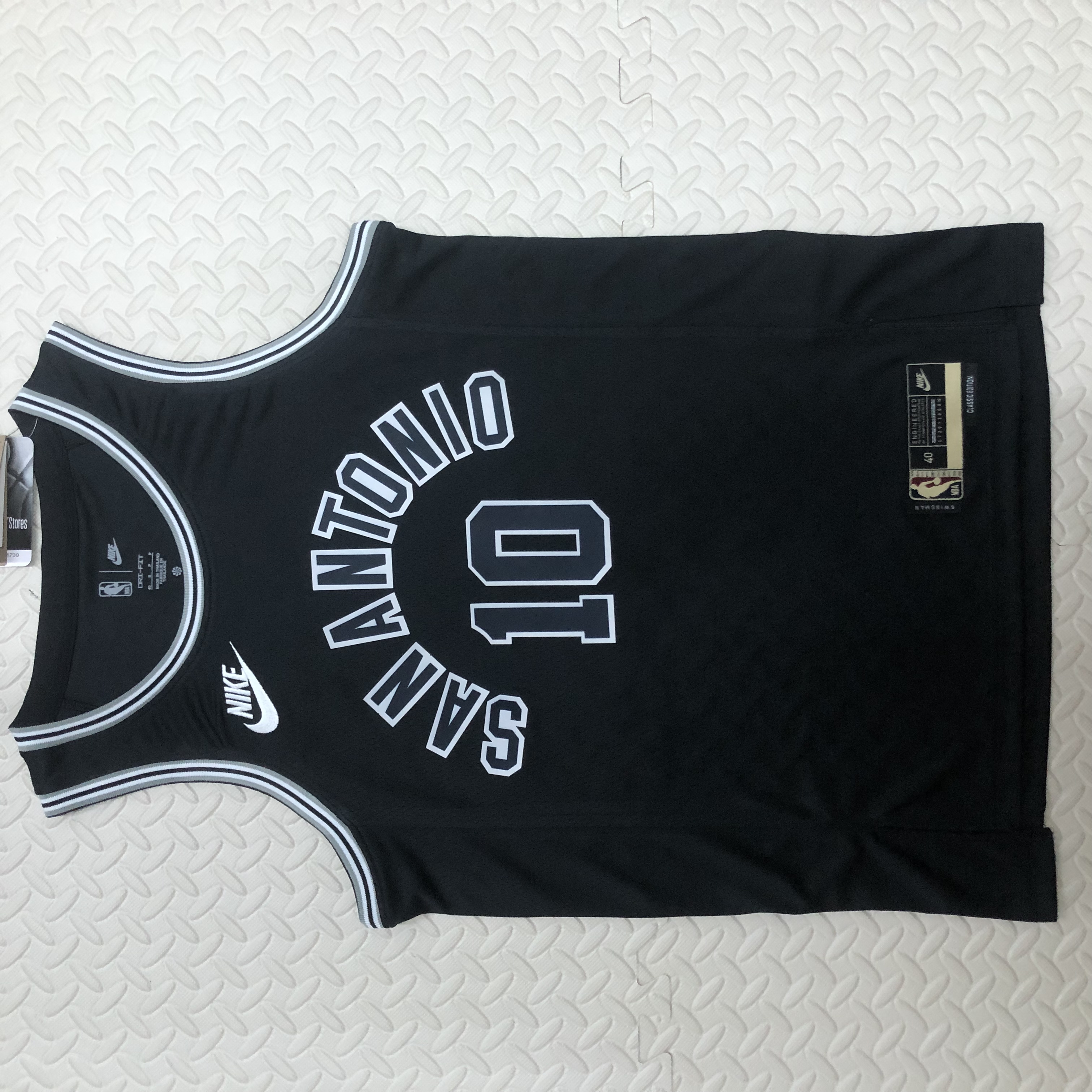 '23 Spurs throwback No. 10 derozan