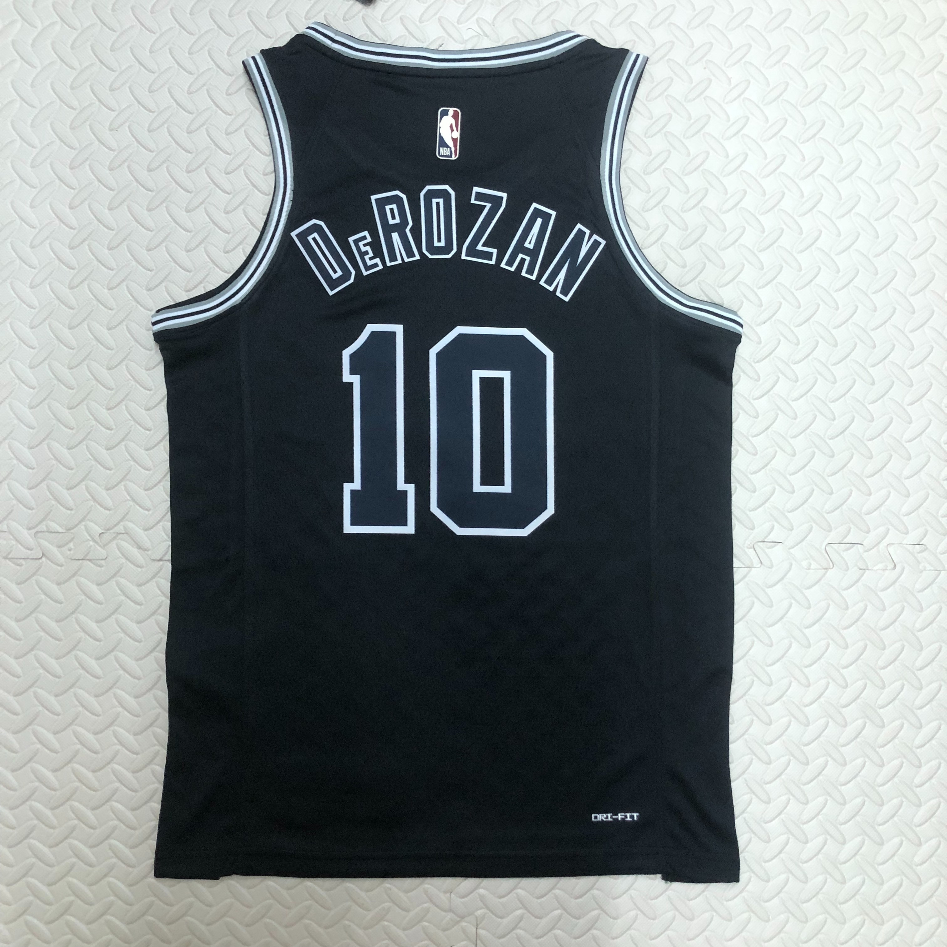 '23 Spurs throwback No. 10 derozan