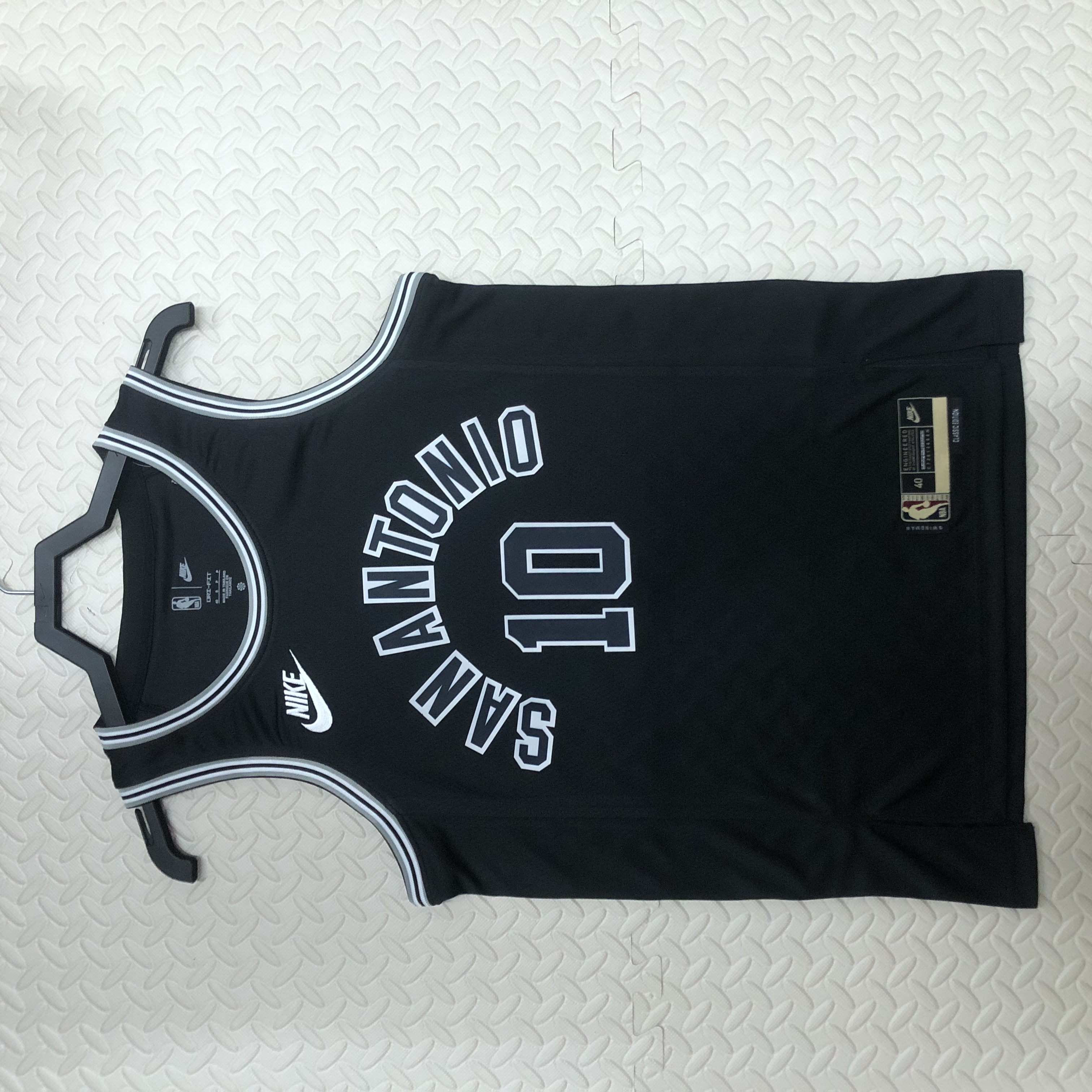 '23 Spurs throwback No. 10 derozan