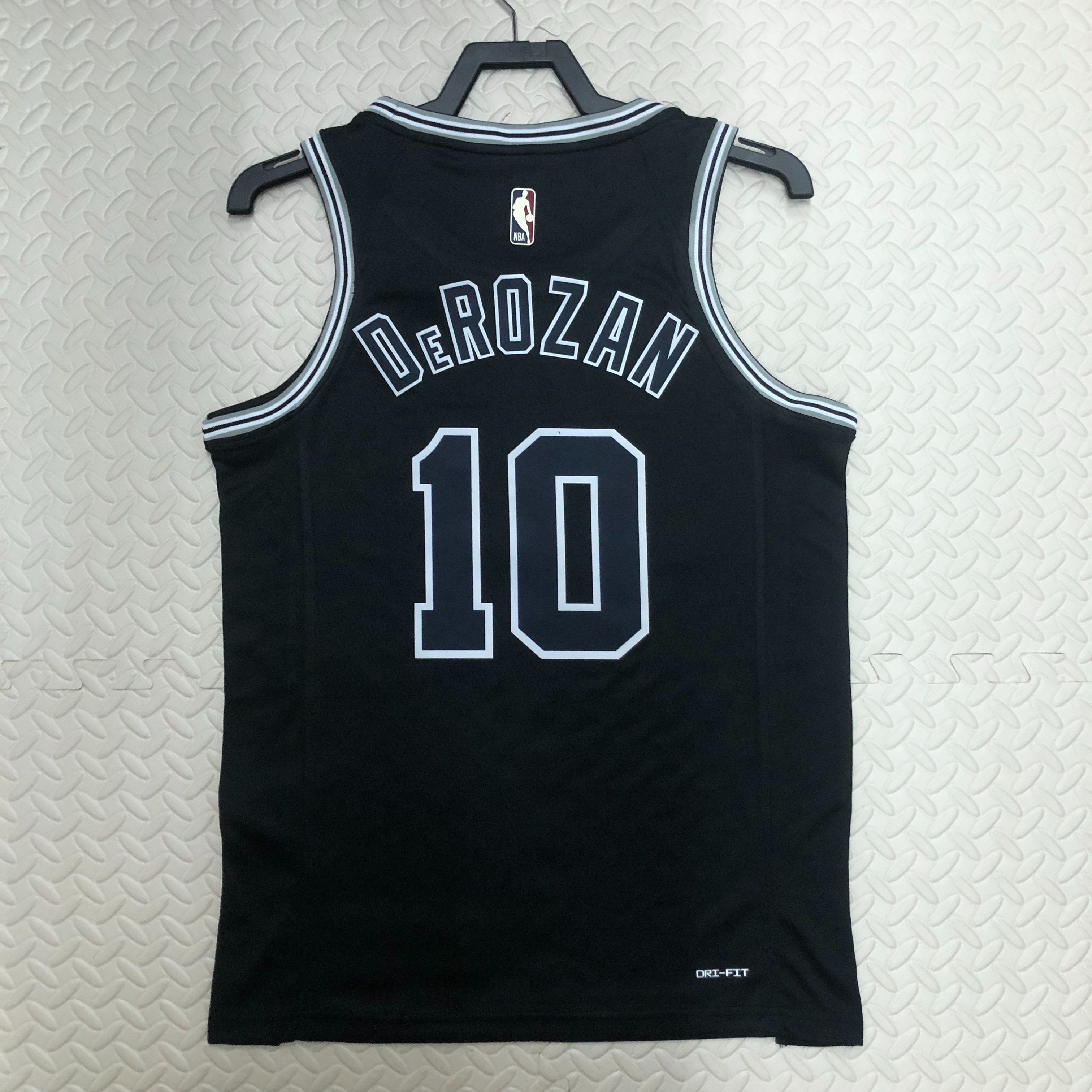 '23 Spurs throwback No. 10 derozan