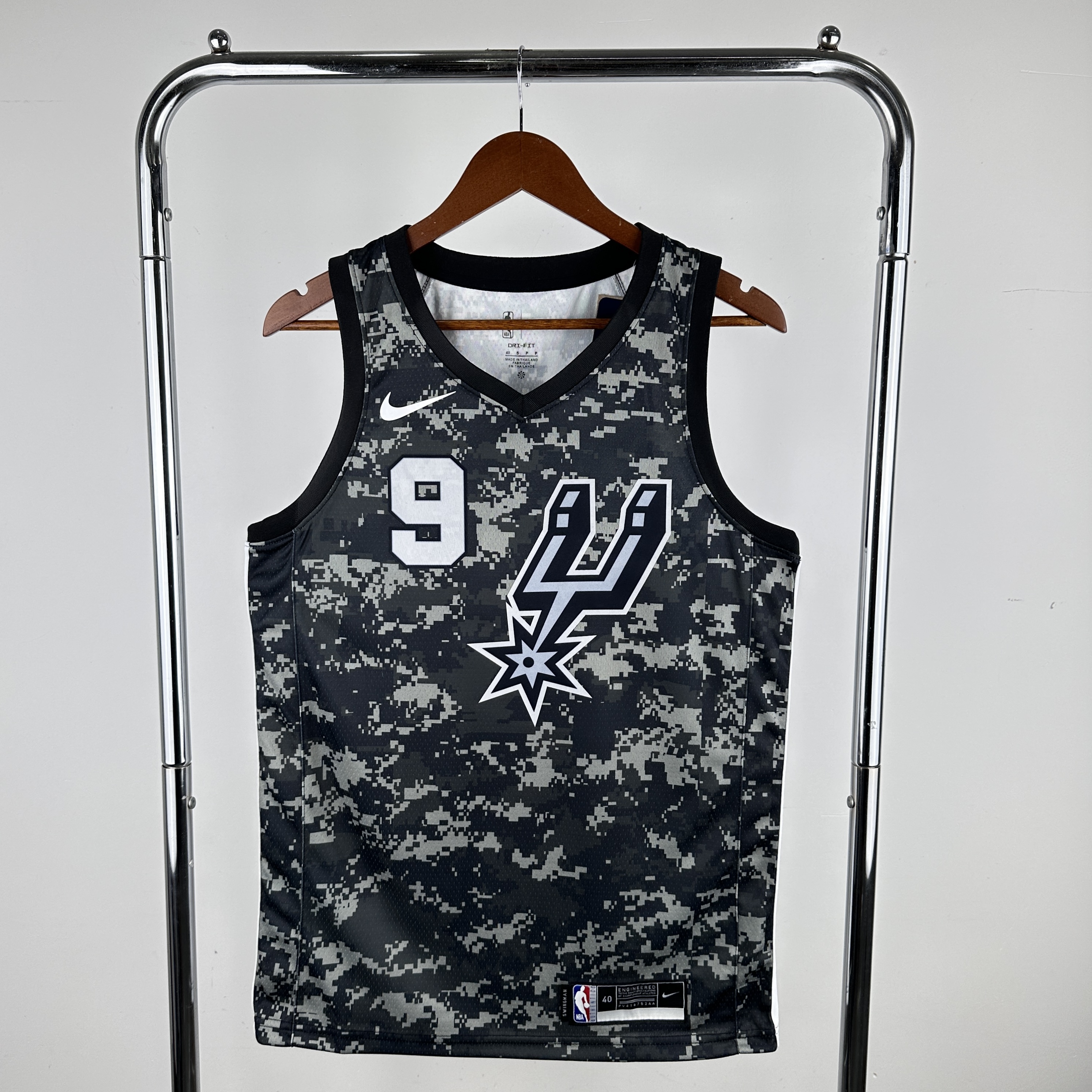 Spurs camo number nine Parker
