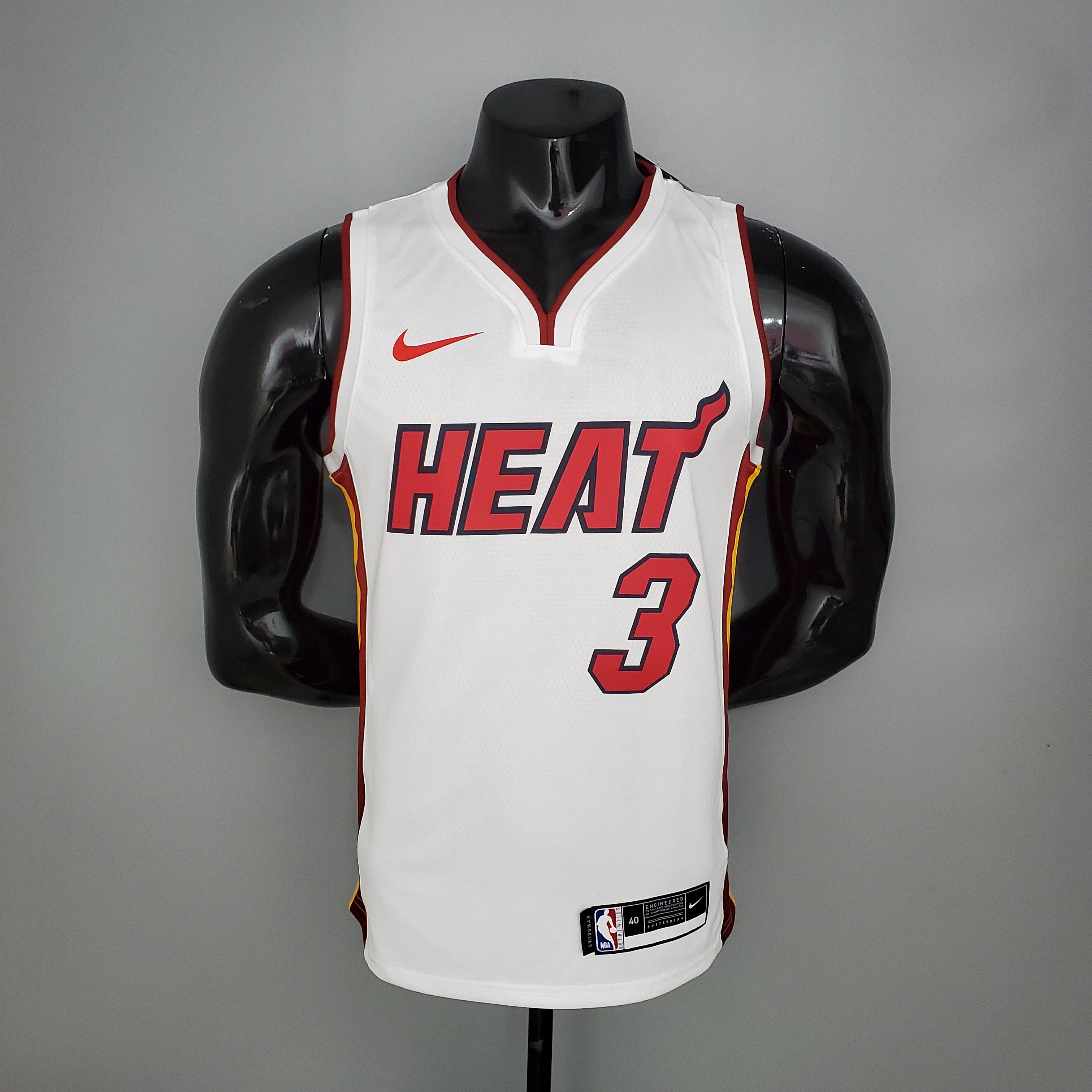 1Heat V-neck white No. 3 Wade