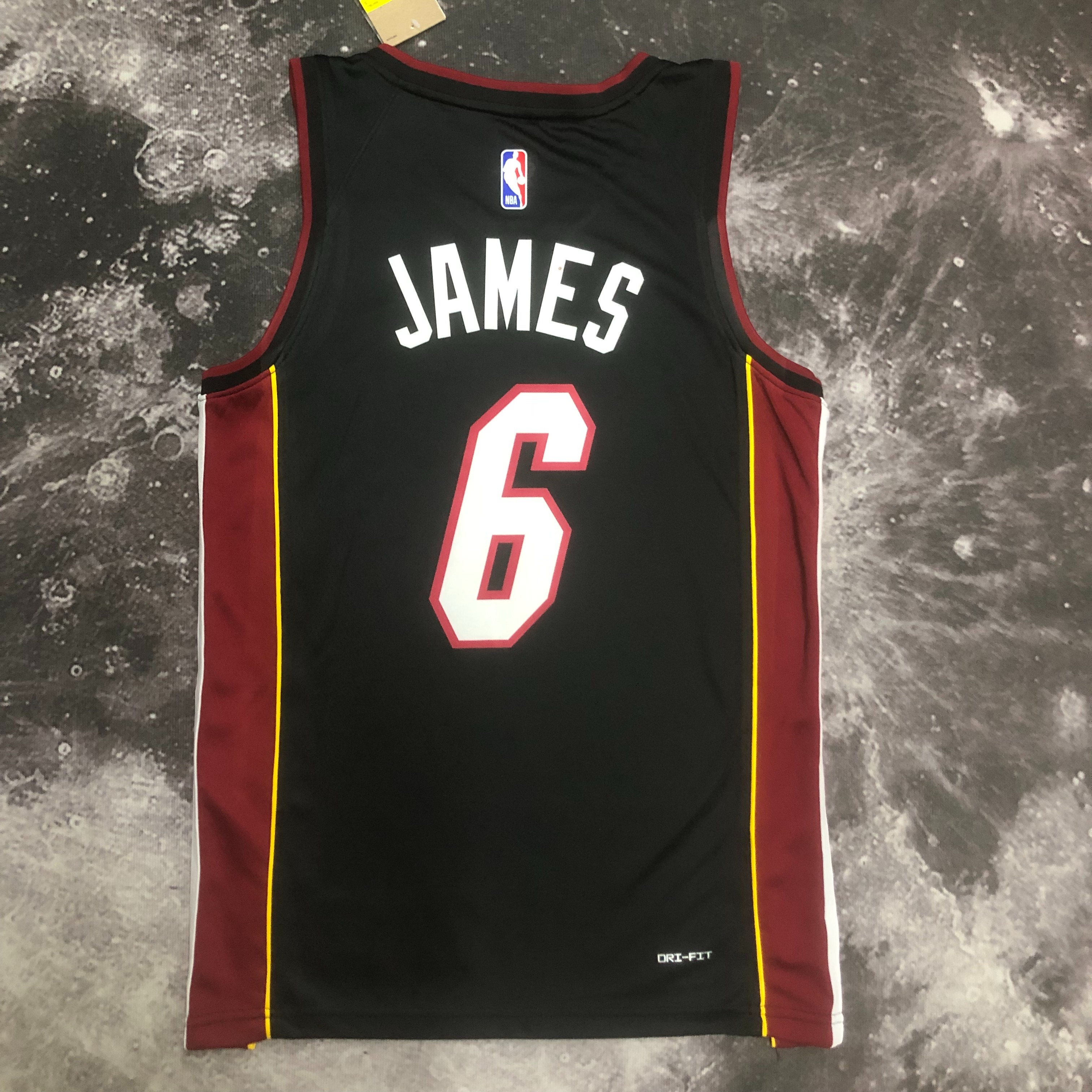 '23 Heat V-neck black No.6 James