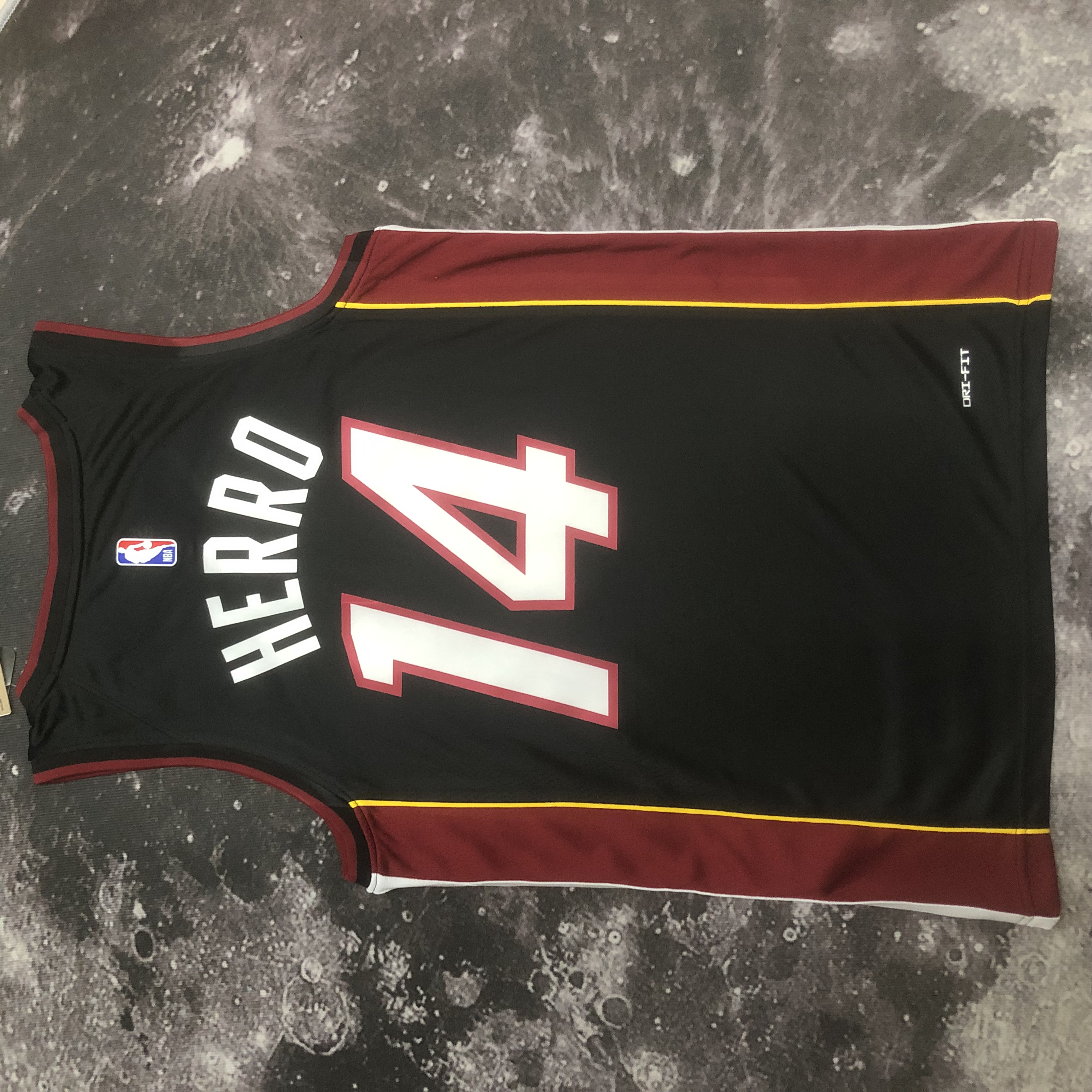 23 Heat V-neck black # 14 HERRO