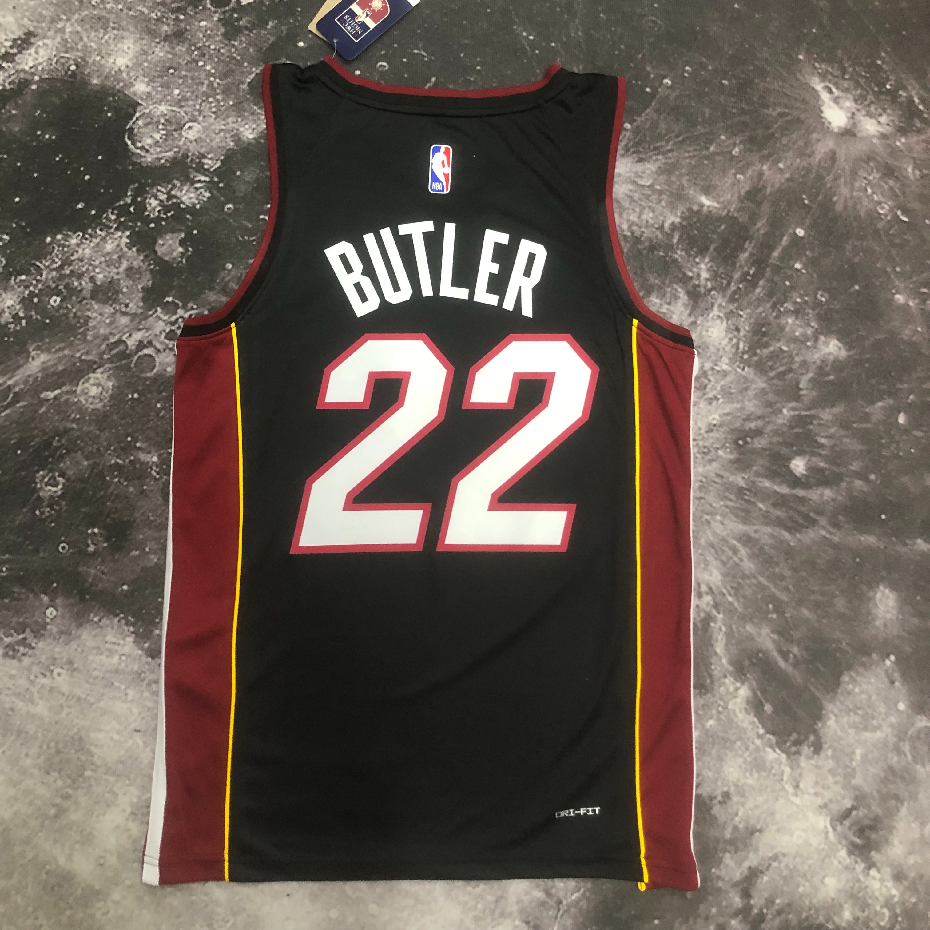 '23 Heat V-neck black No. 22 Butler