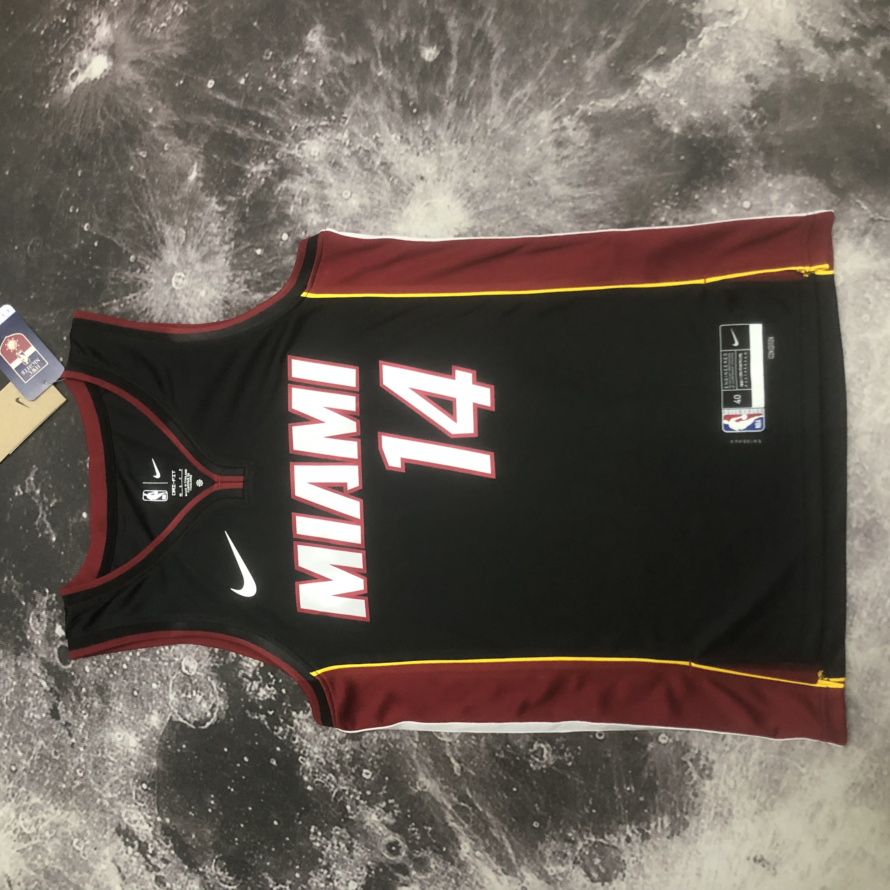 23 Heat V-neck black # 14 HERRO