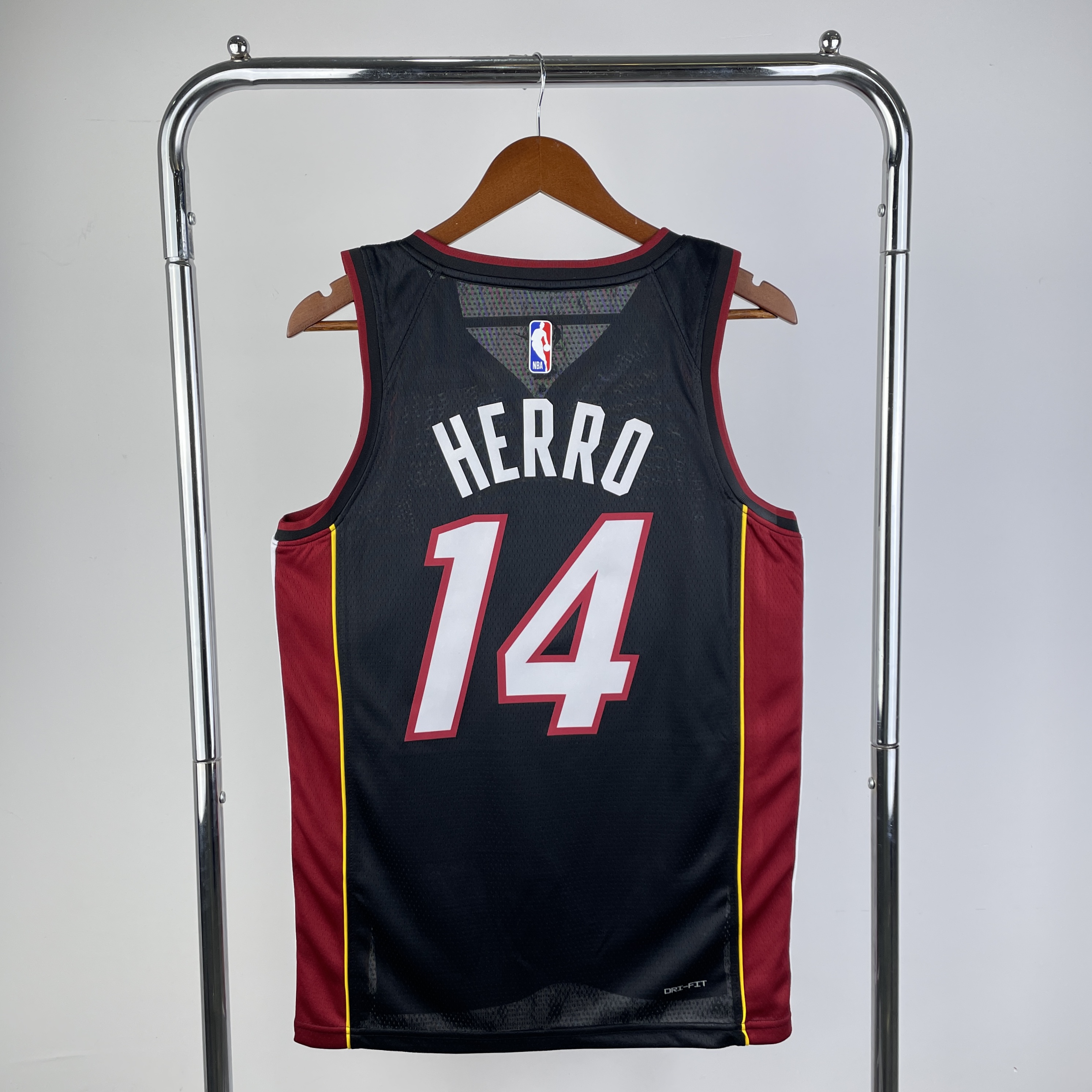 23 Heat V-neck black # 14 HERRO