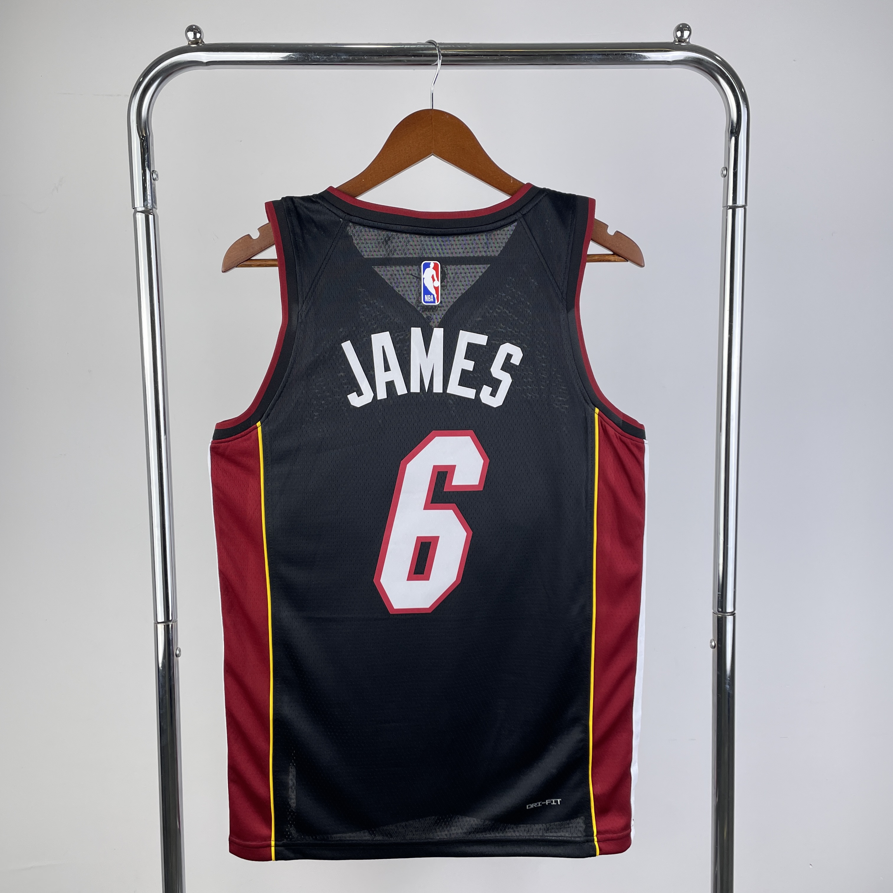 '23 Heat V-neck black No.6 James