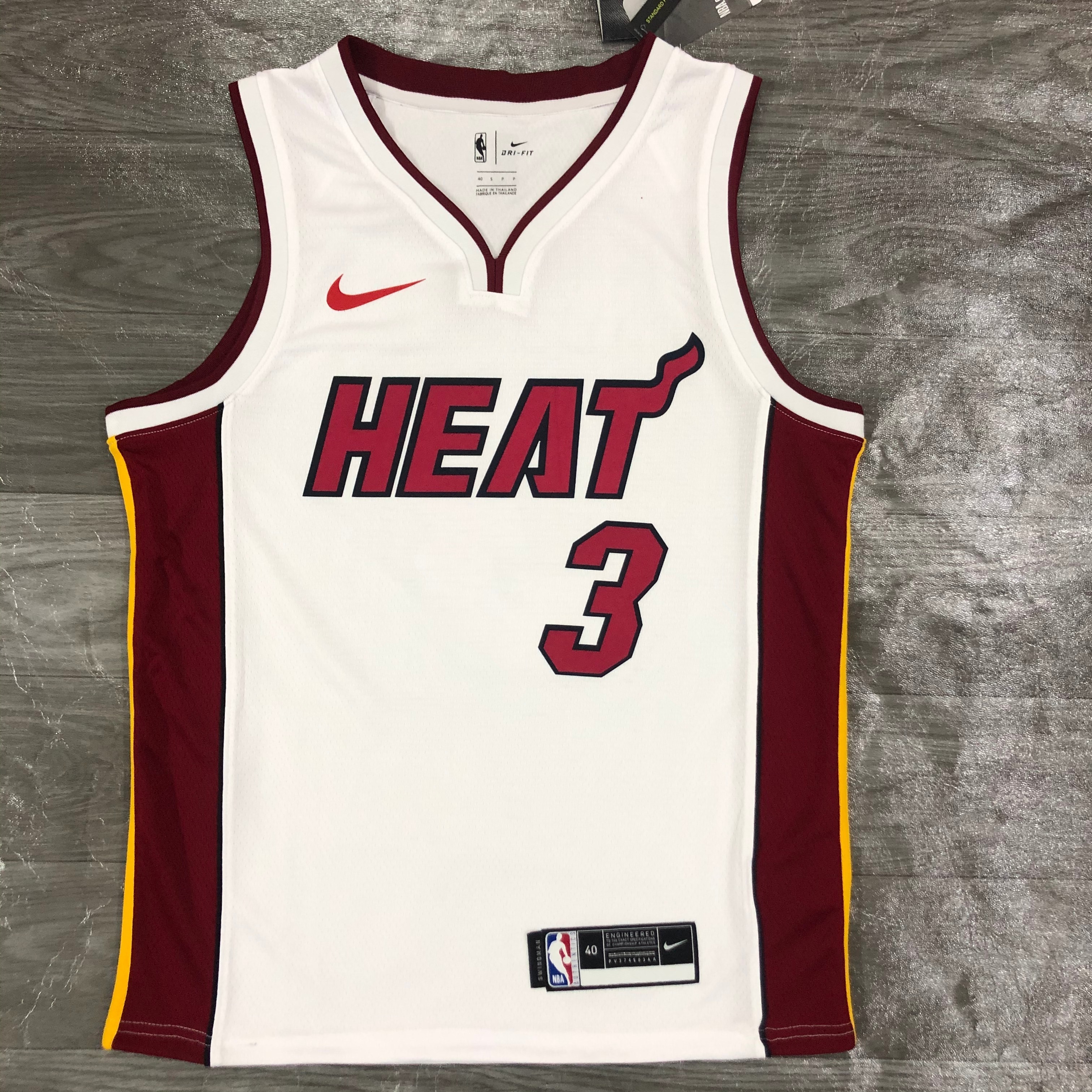 1Heat V-neck white No. 3 Wade