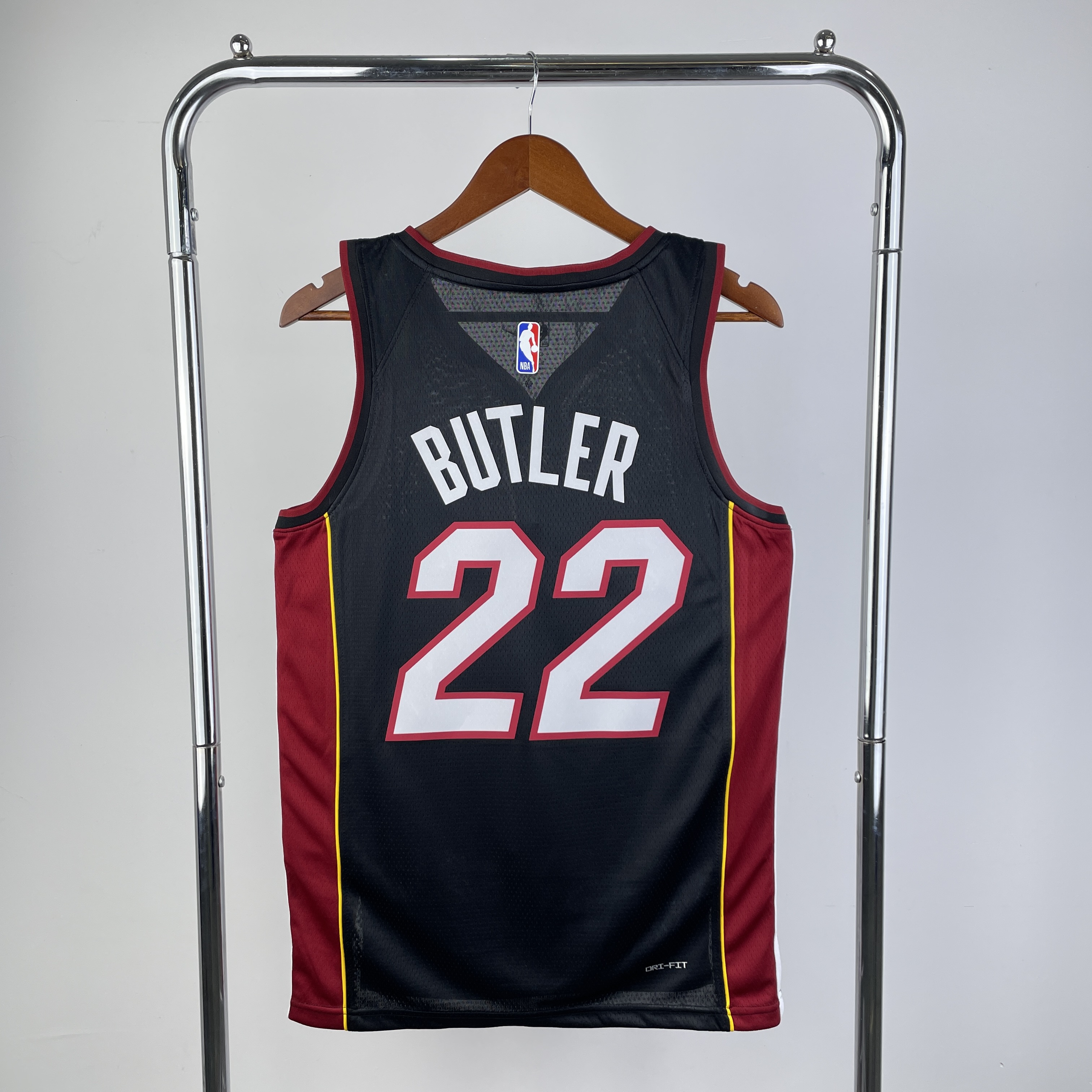 '23 Heat V-neck black No. 22 Butler