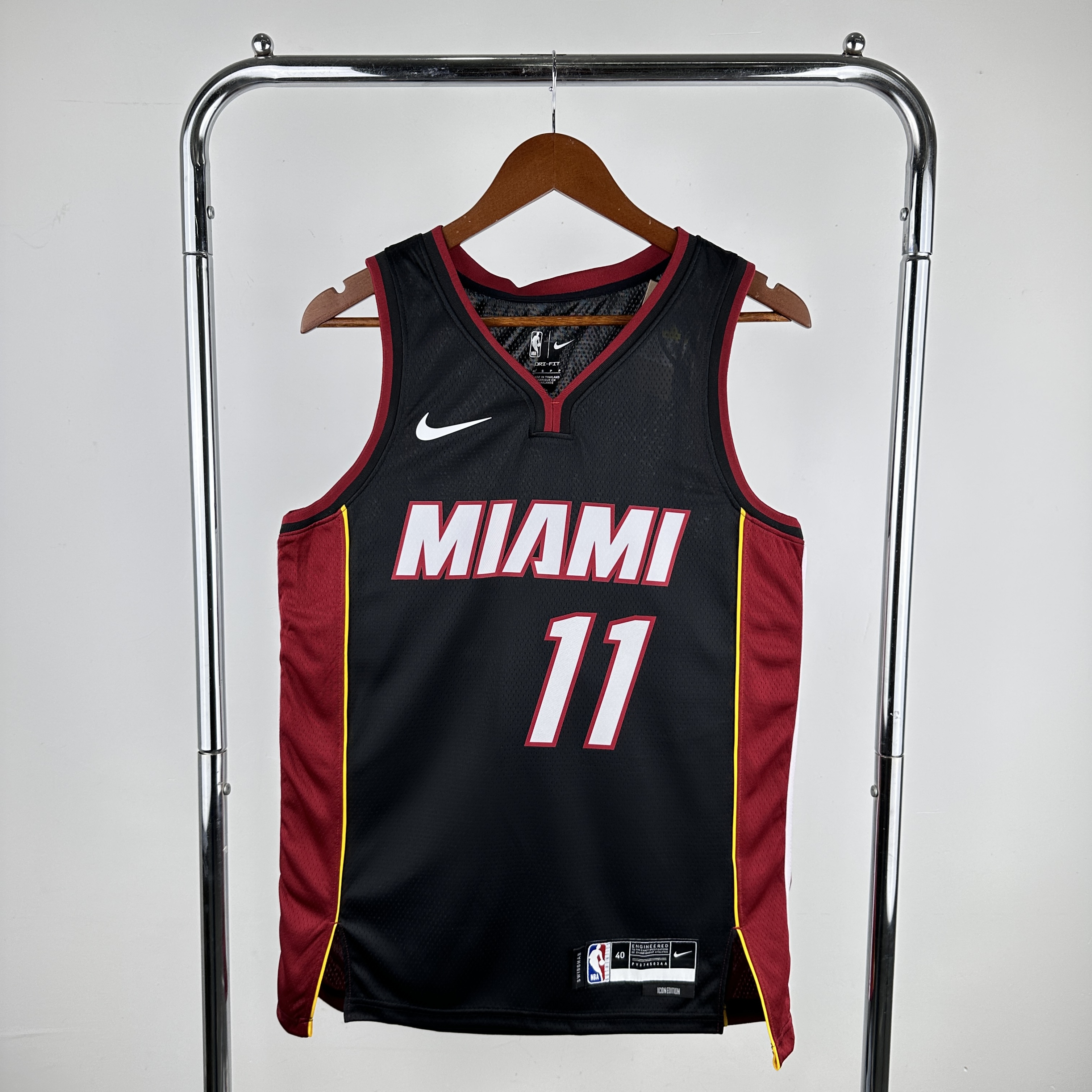 Heat V-neck away black No. 11 JAQUEZ JR