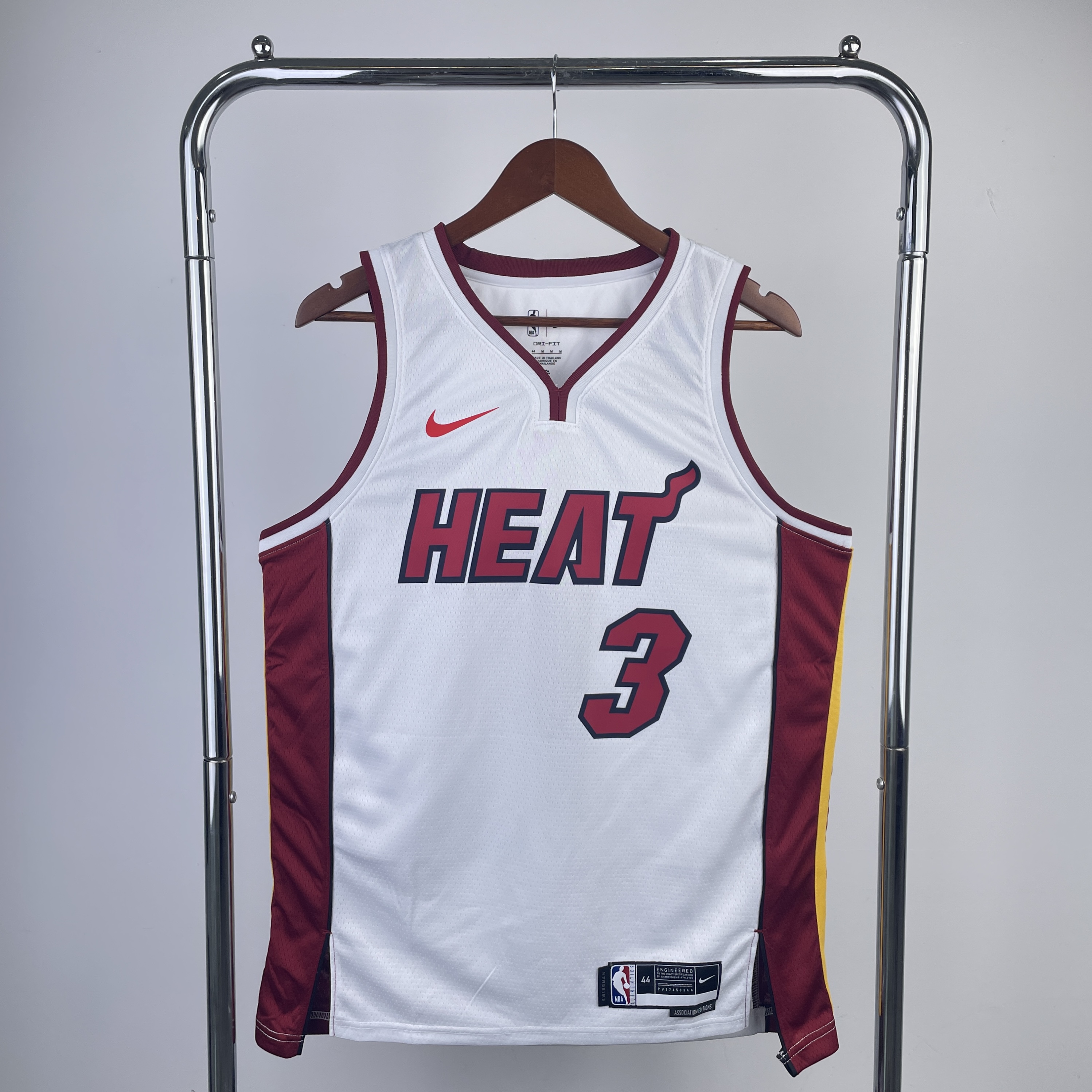 Heat V-neck white No. 3 Wade