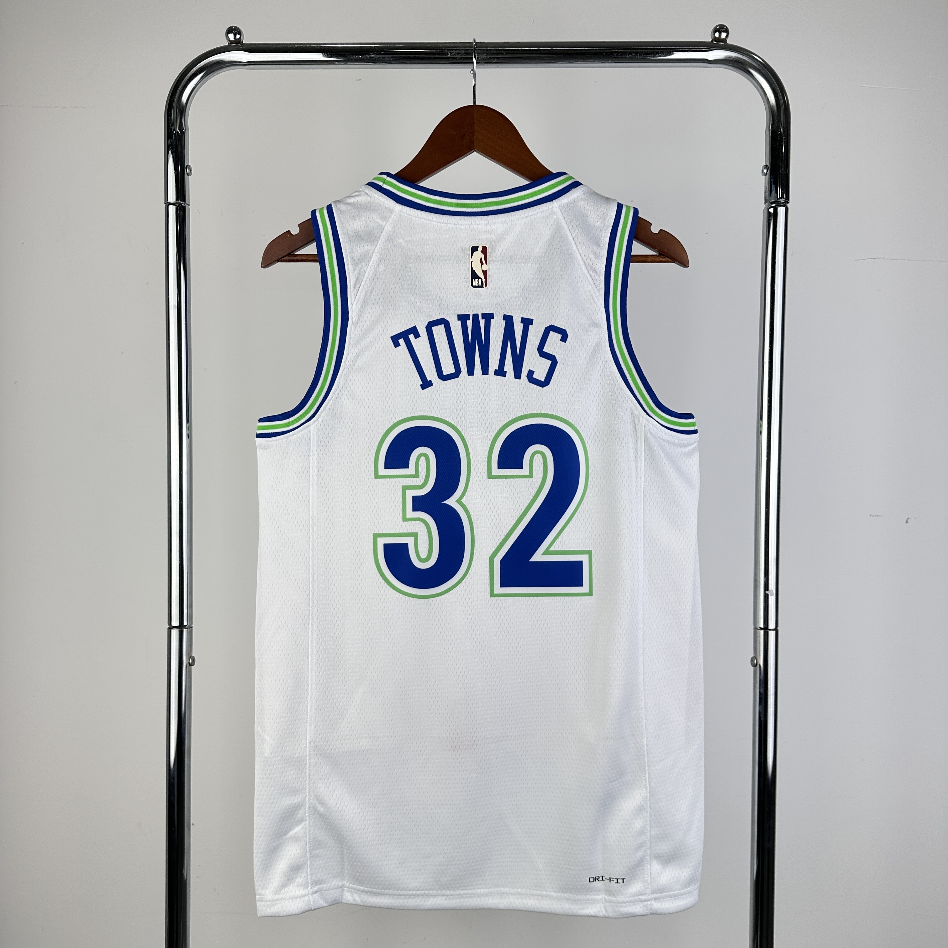 24 Timberwolves throwback No. 32 Towns