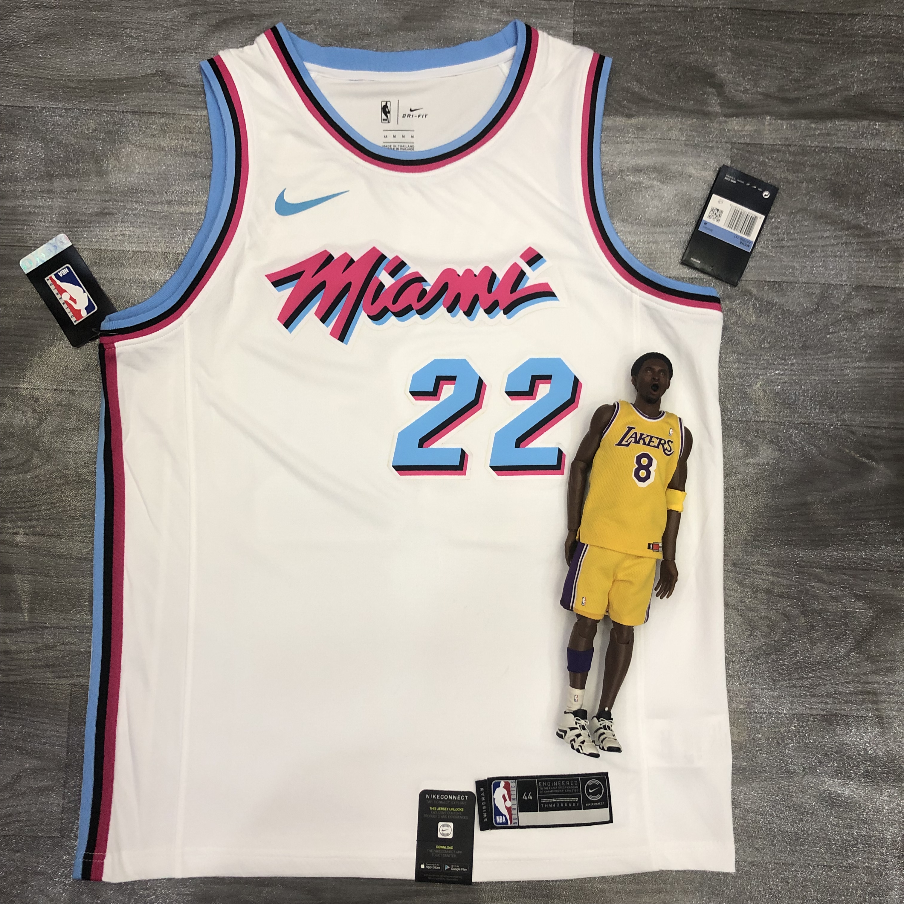 Heat crewneck white number 22 Butler