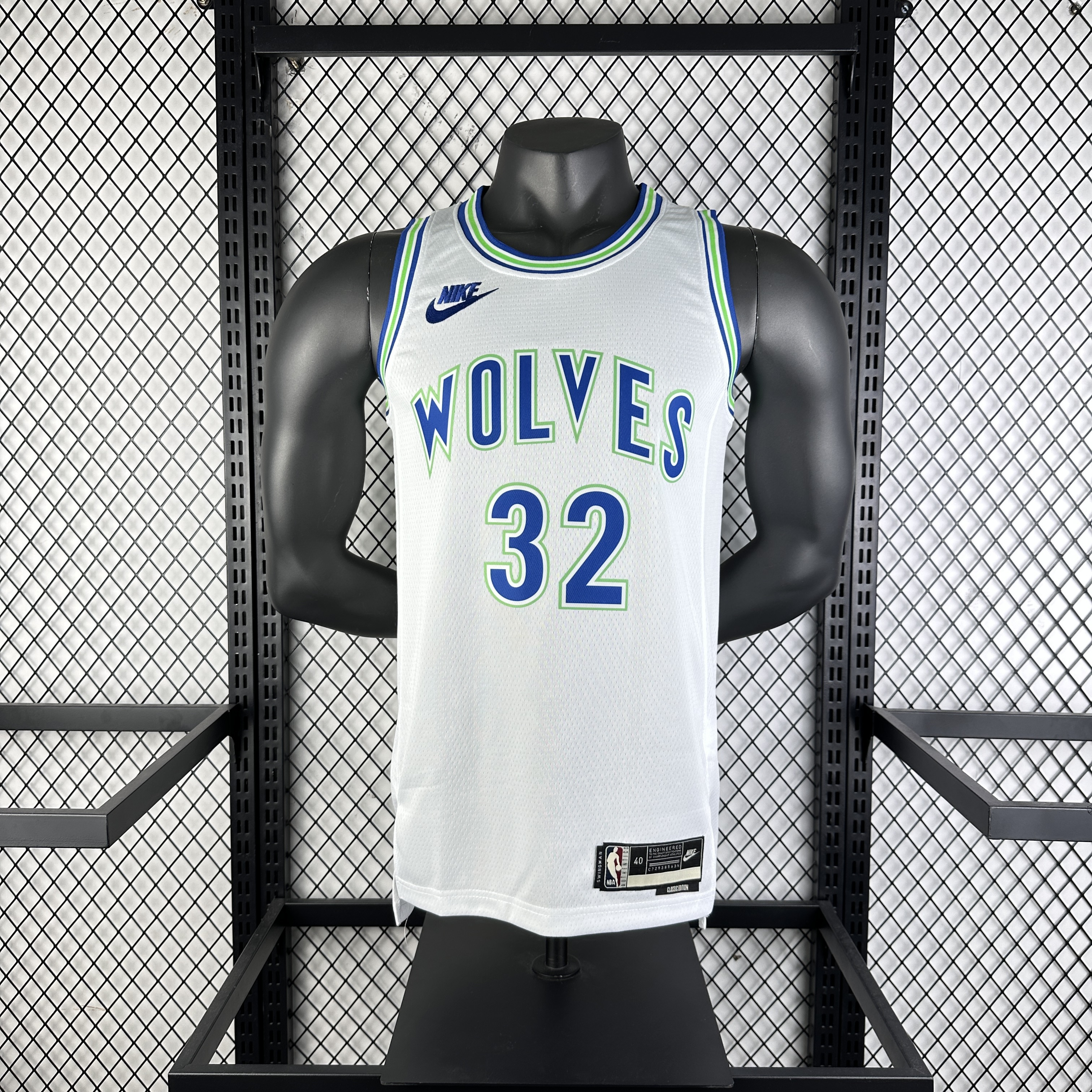 24 Timberwolves throwback No. 32 Towns