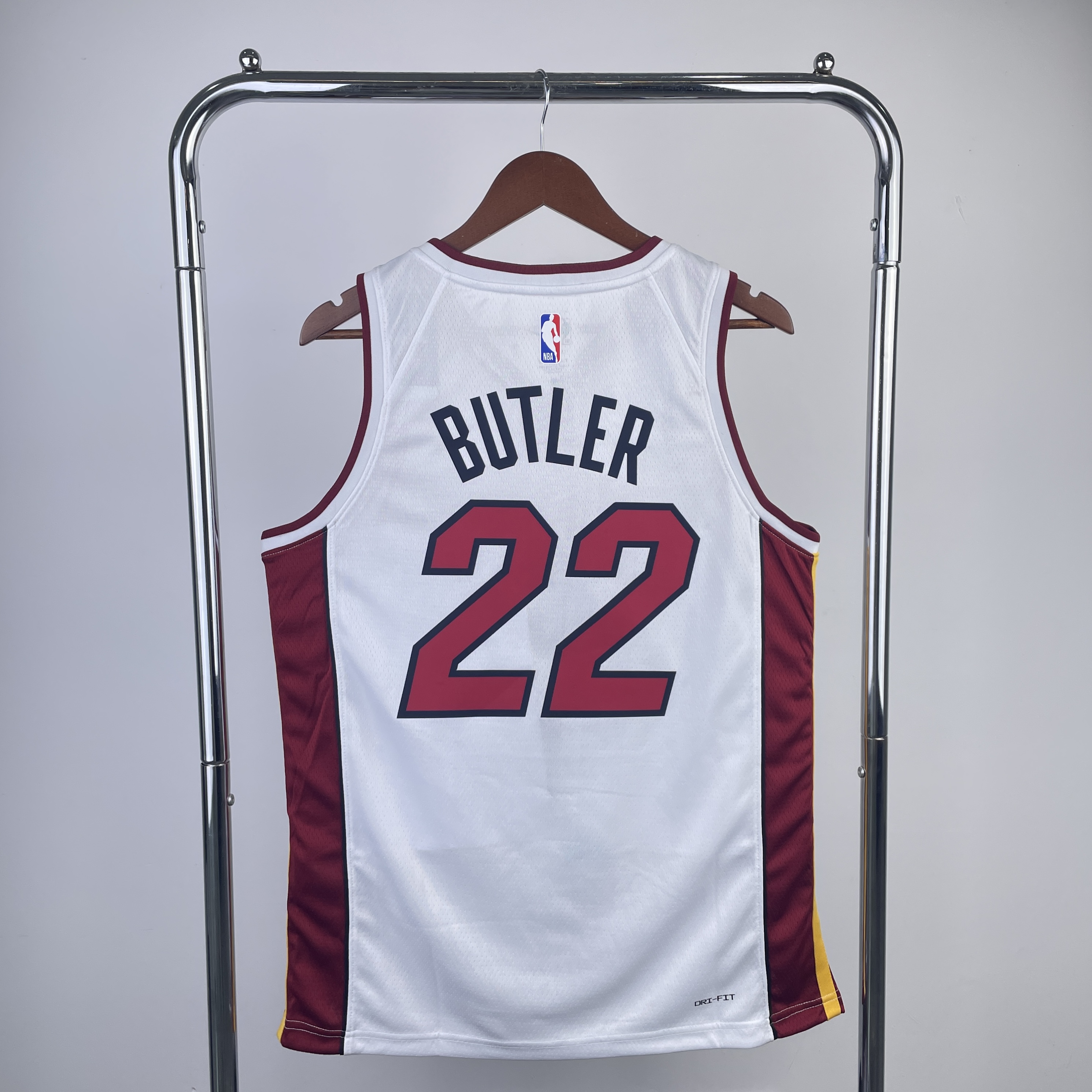 Heat V-neck white No. 22 Butler