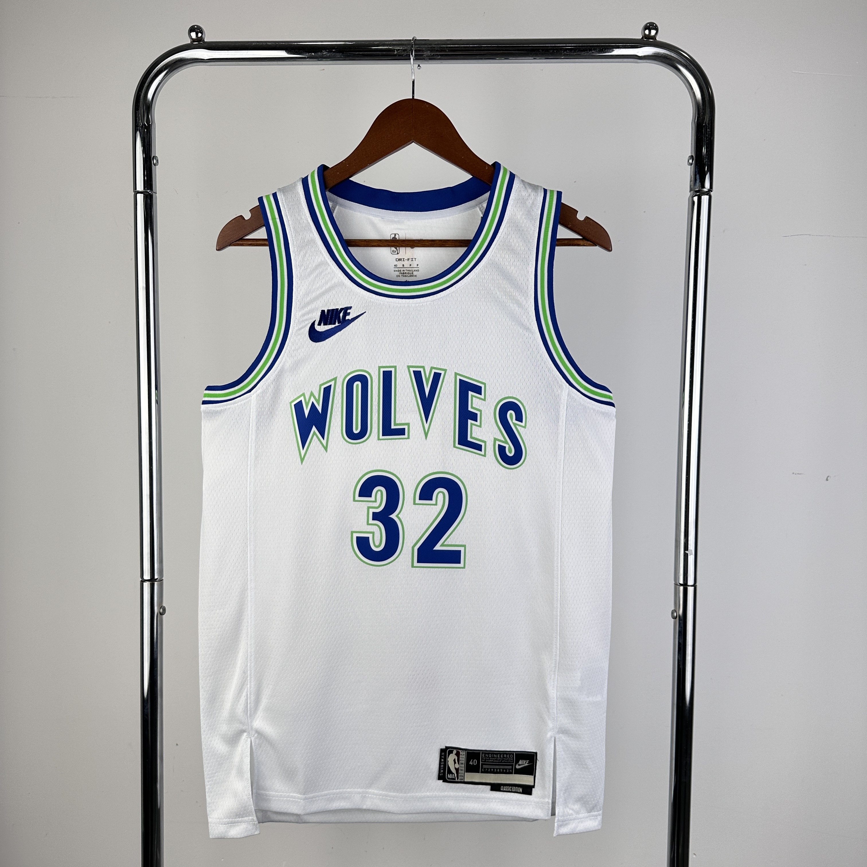 24 Timberwolves throwback No. 32 Towns