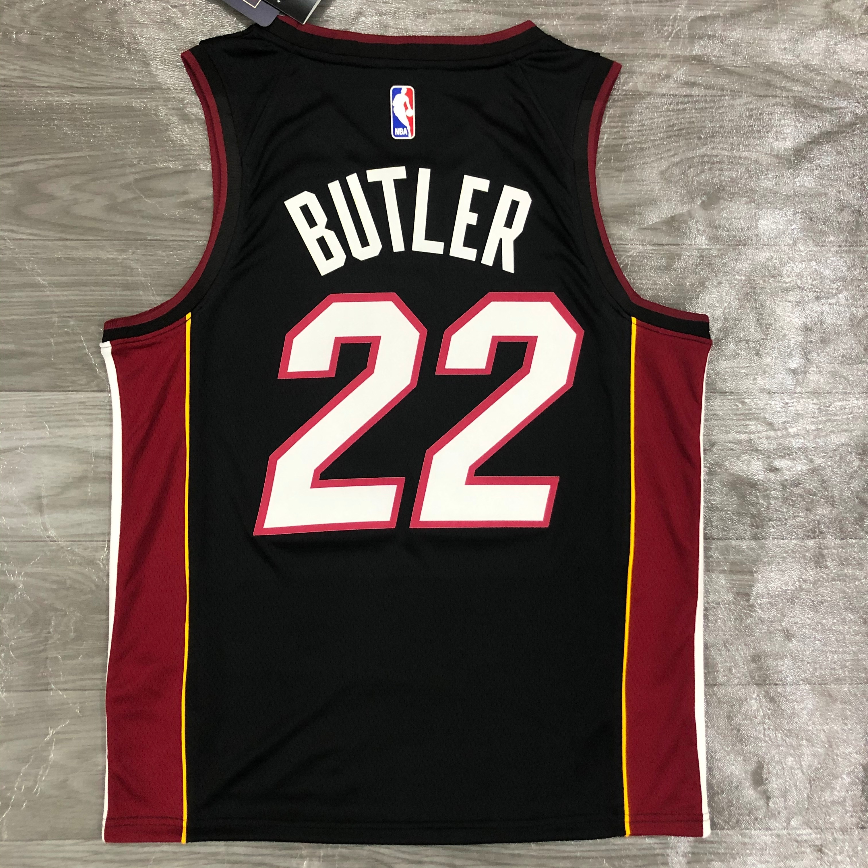 Heat V-neck black 22 Butler