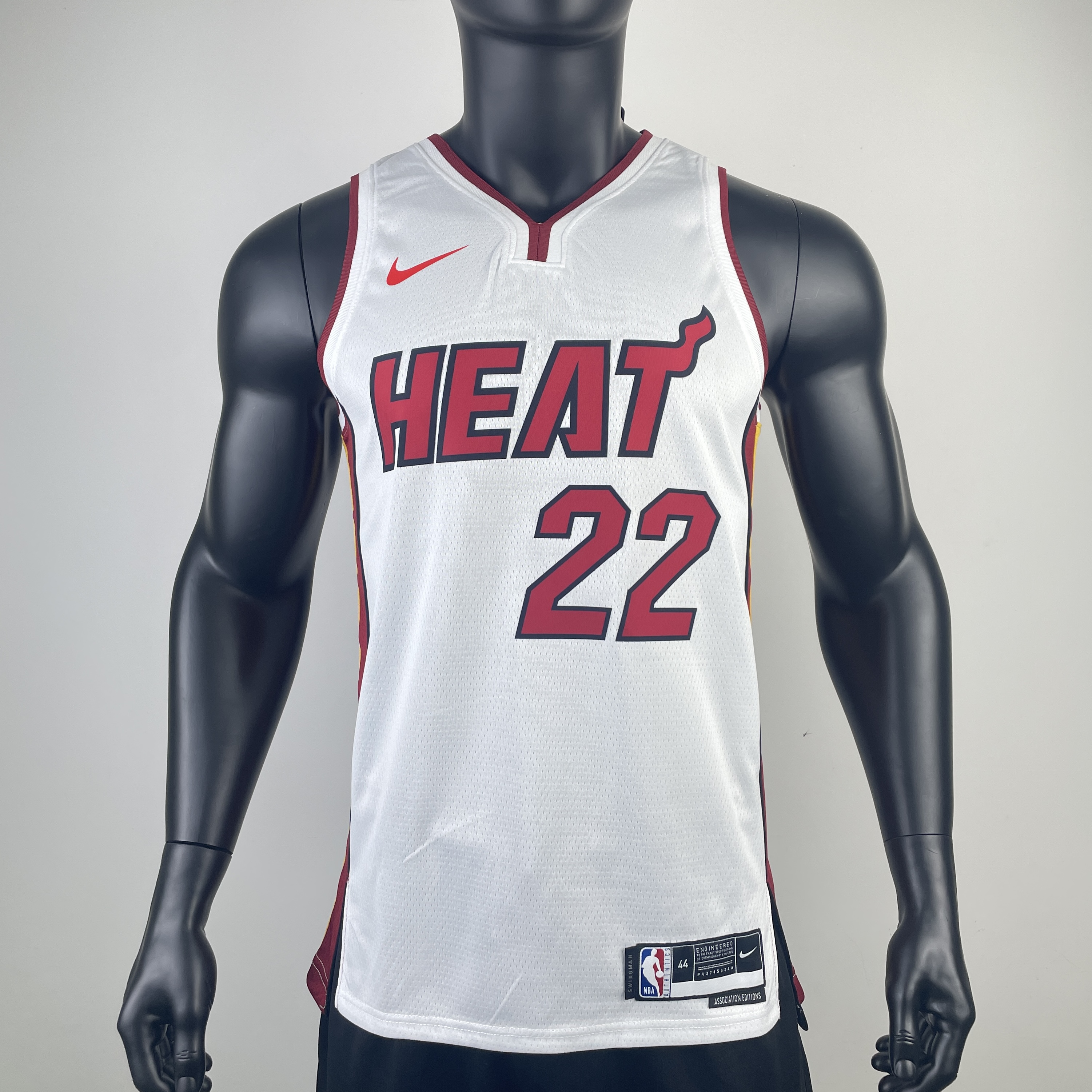 Heat V-neck white No. 22 Butler