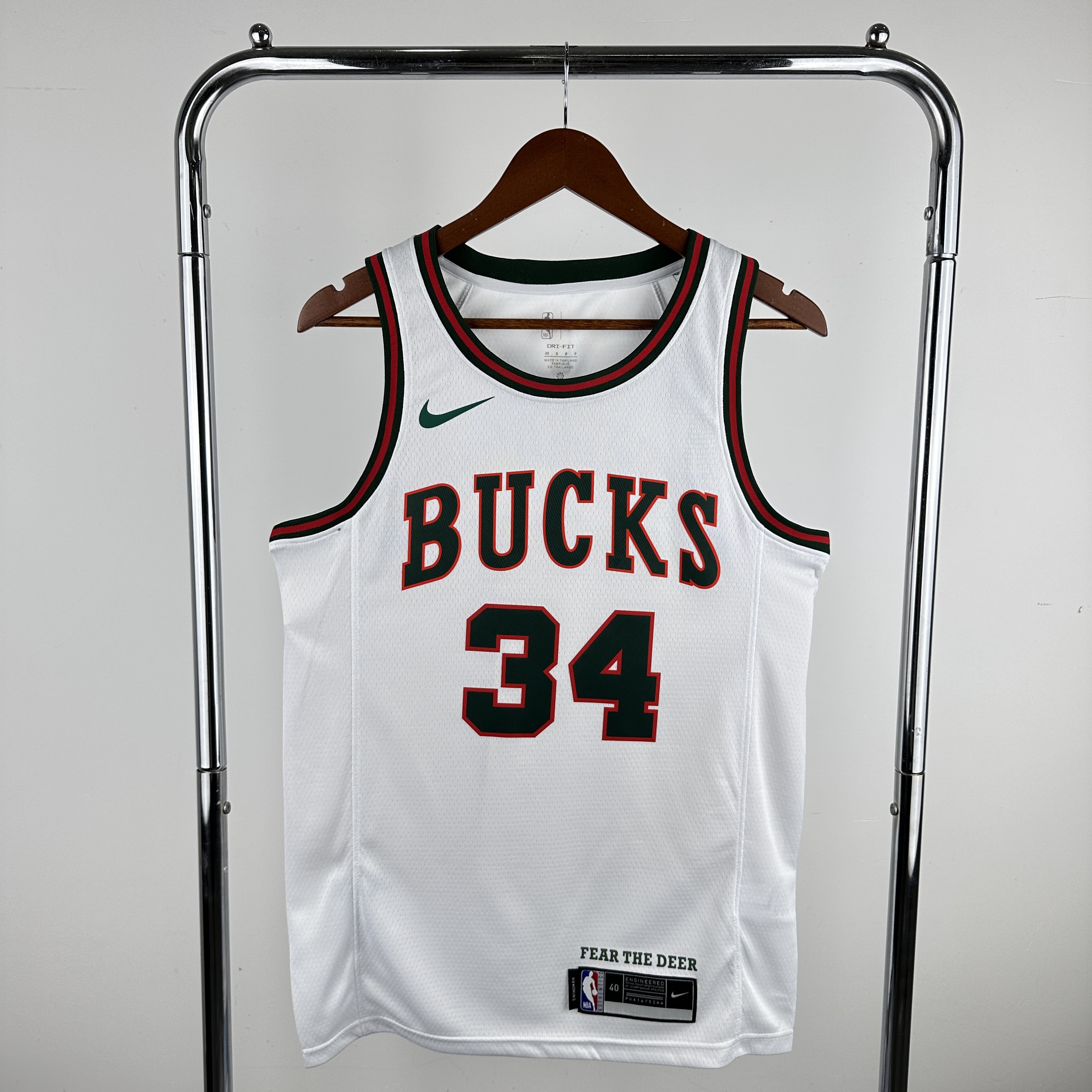 '18 Bucks back 34 Antetokounmpo