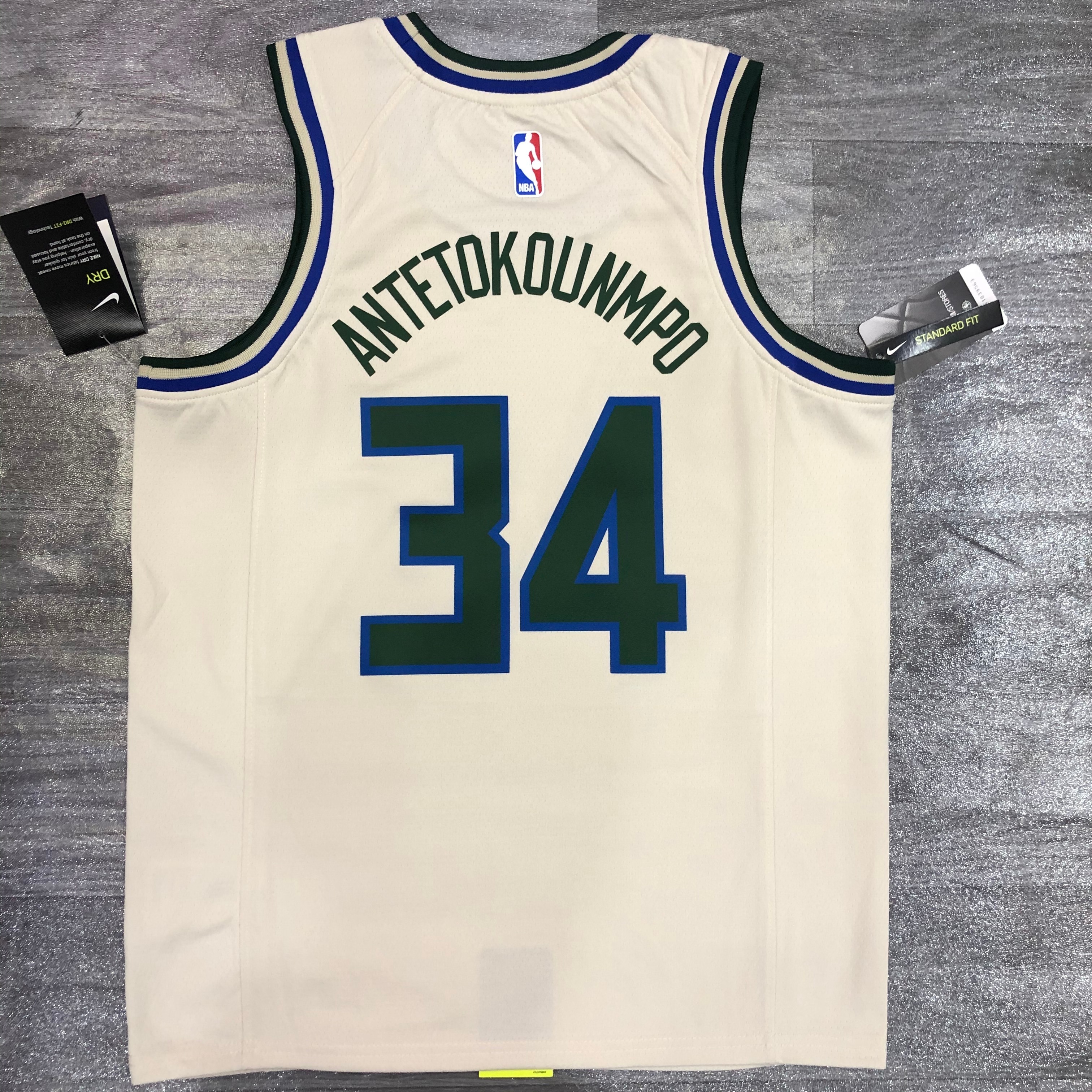 Bucks crewneck cream-white 34 Antetokounmpo