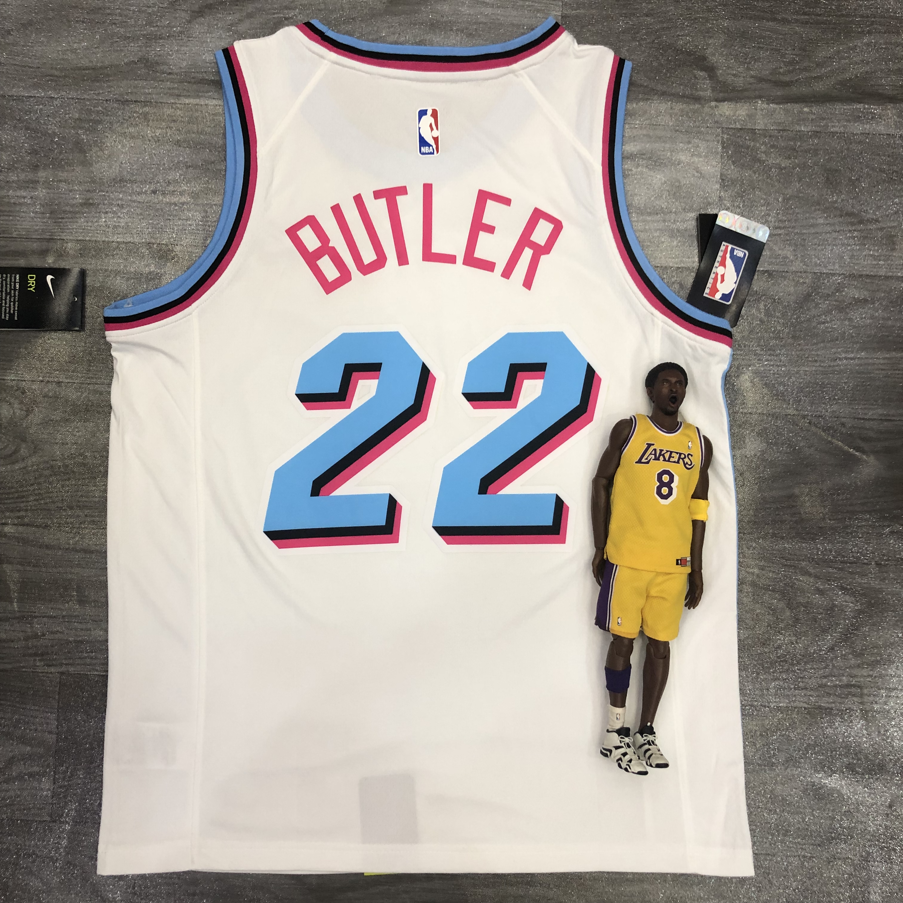 Heat crewneck white number 22 Butler