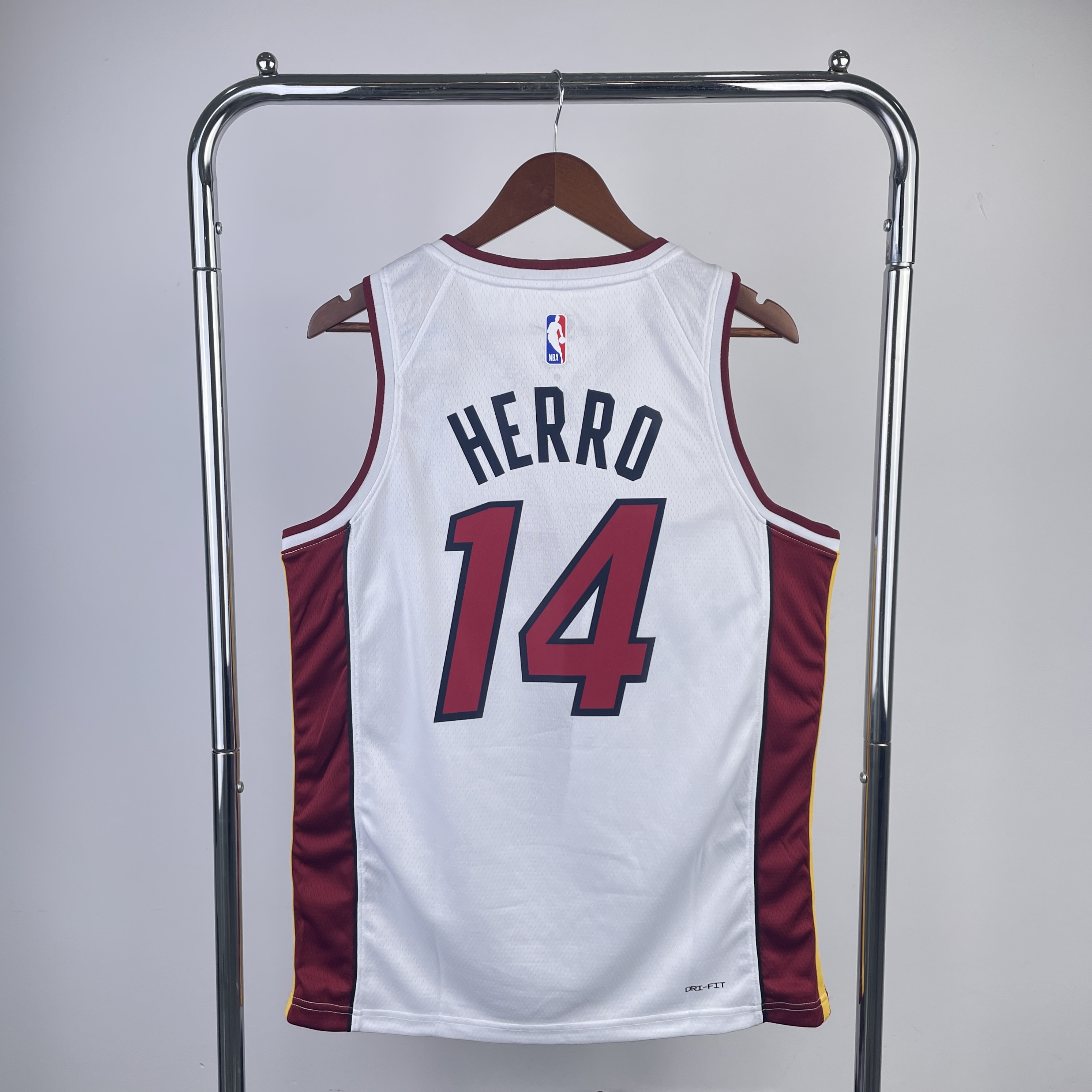 Heat V-neck white number 14 HERRO