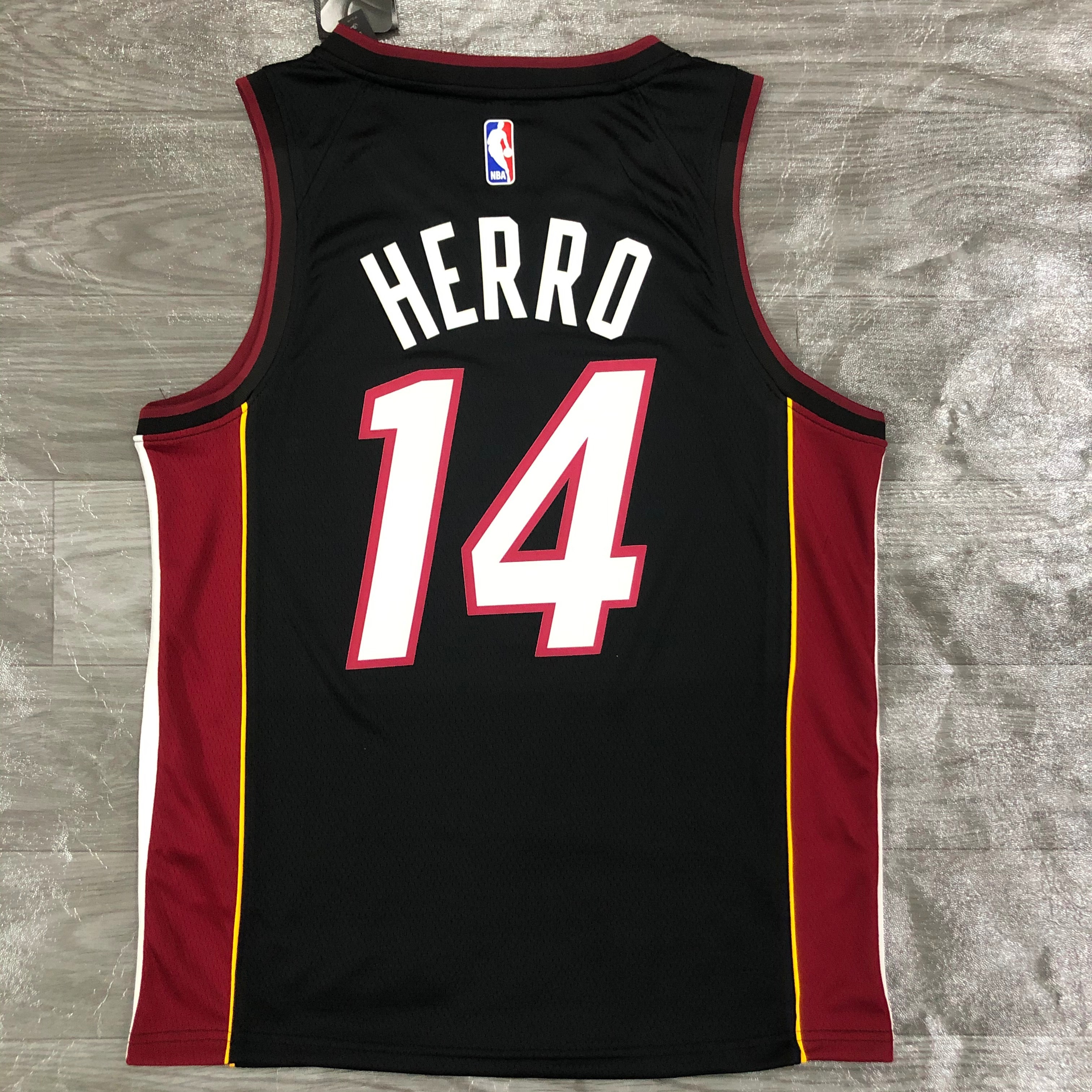 Heat V-neck black number 14 HERRO