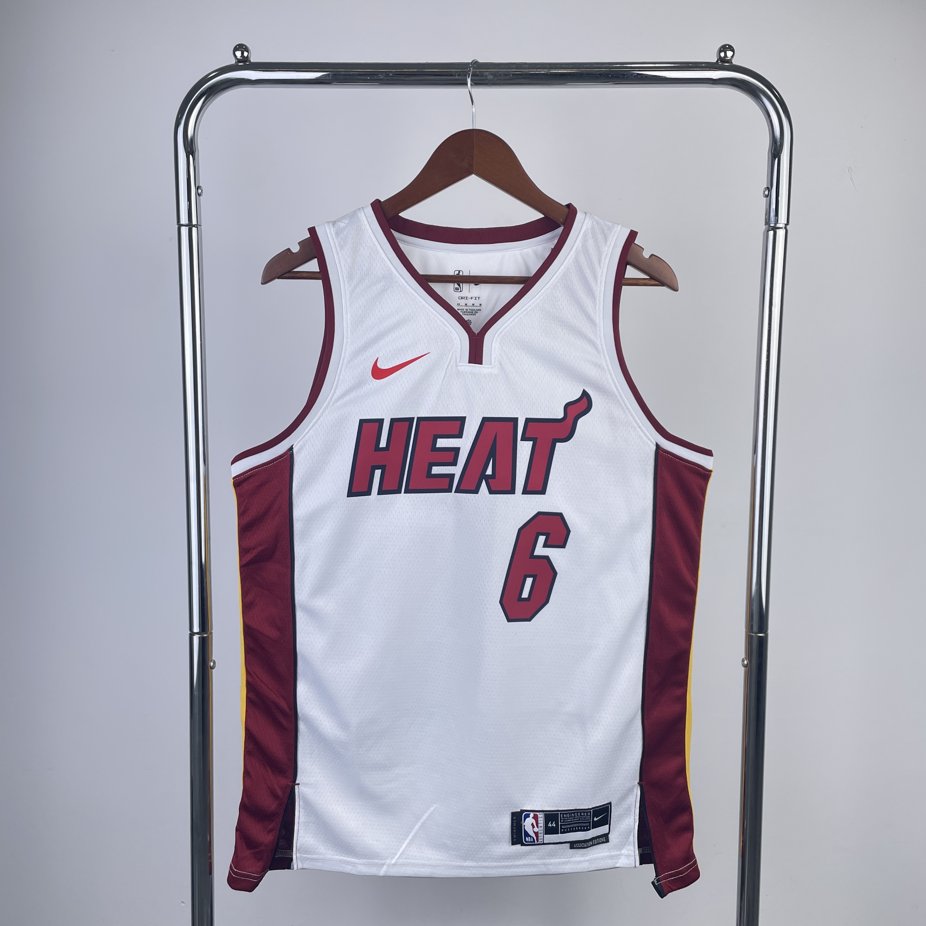Heat V-neck white number 6 James
