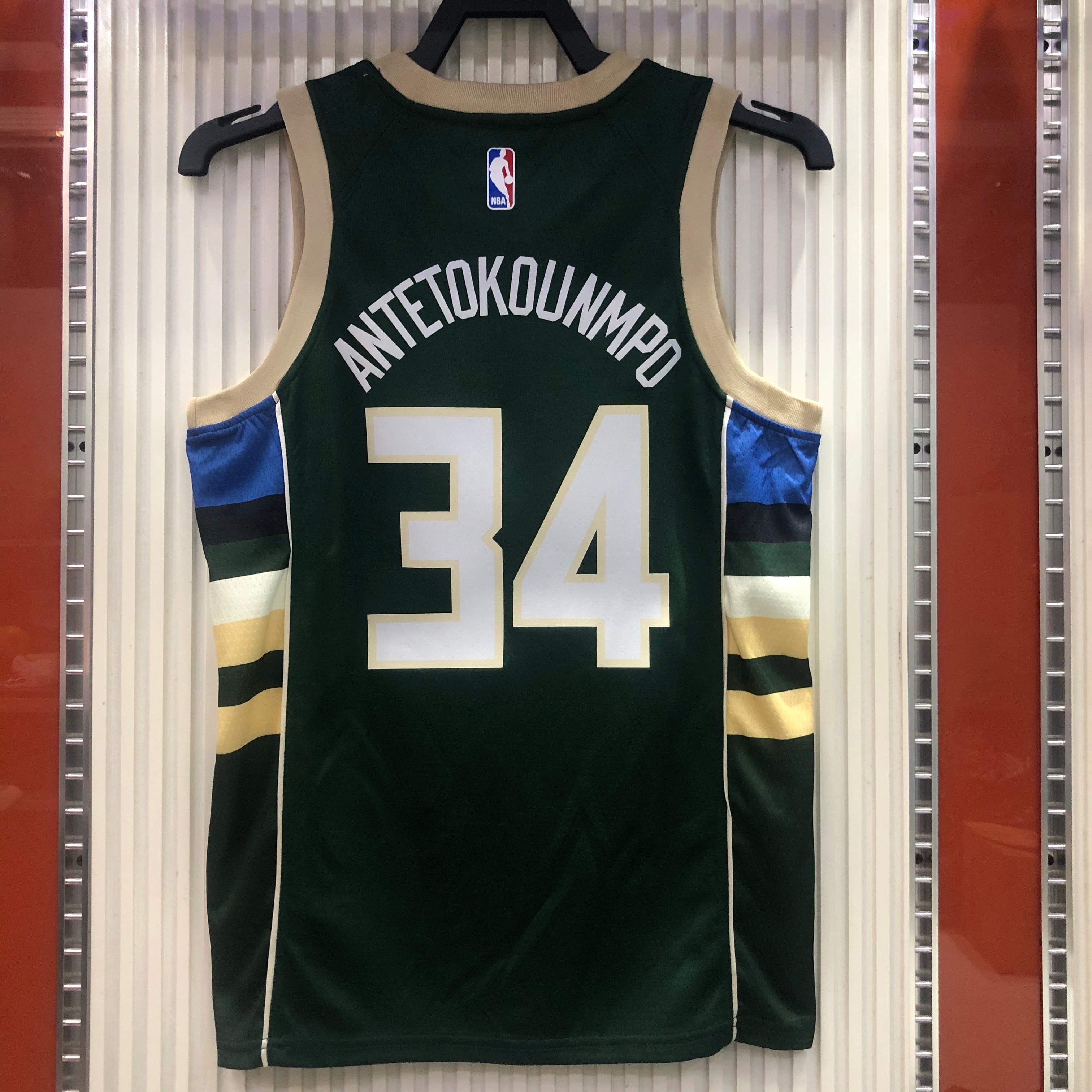 Bucks V-neck green 34 Antetokounmpo