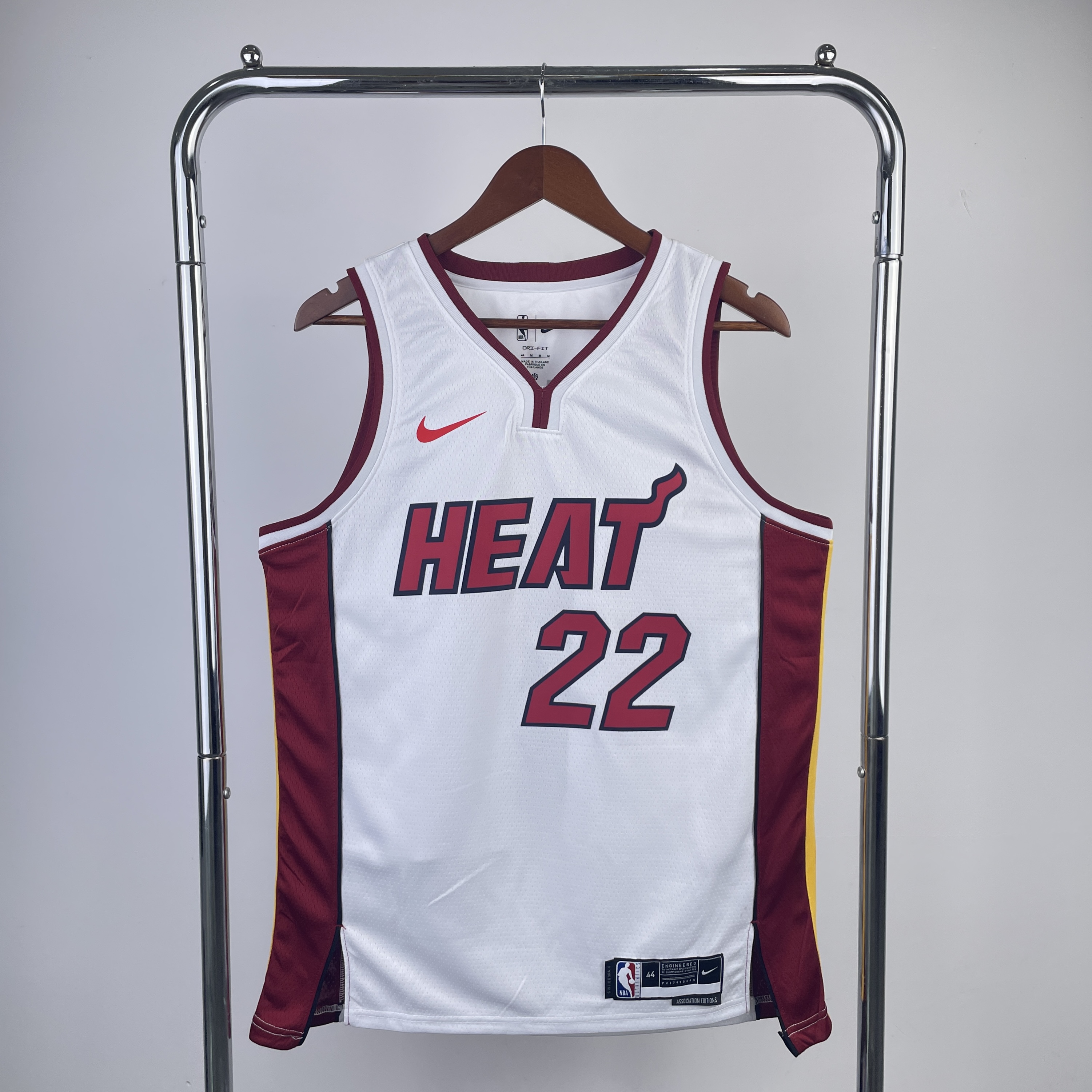 Heat V-neck white No. 22 Butler