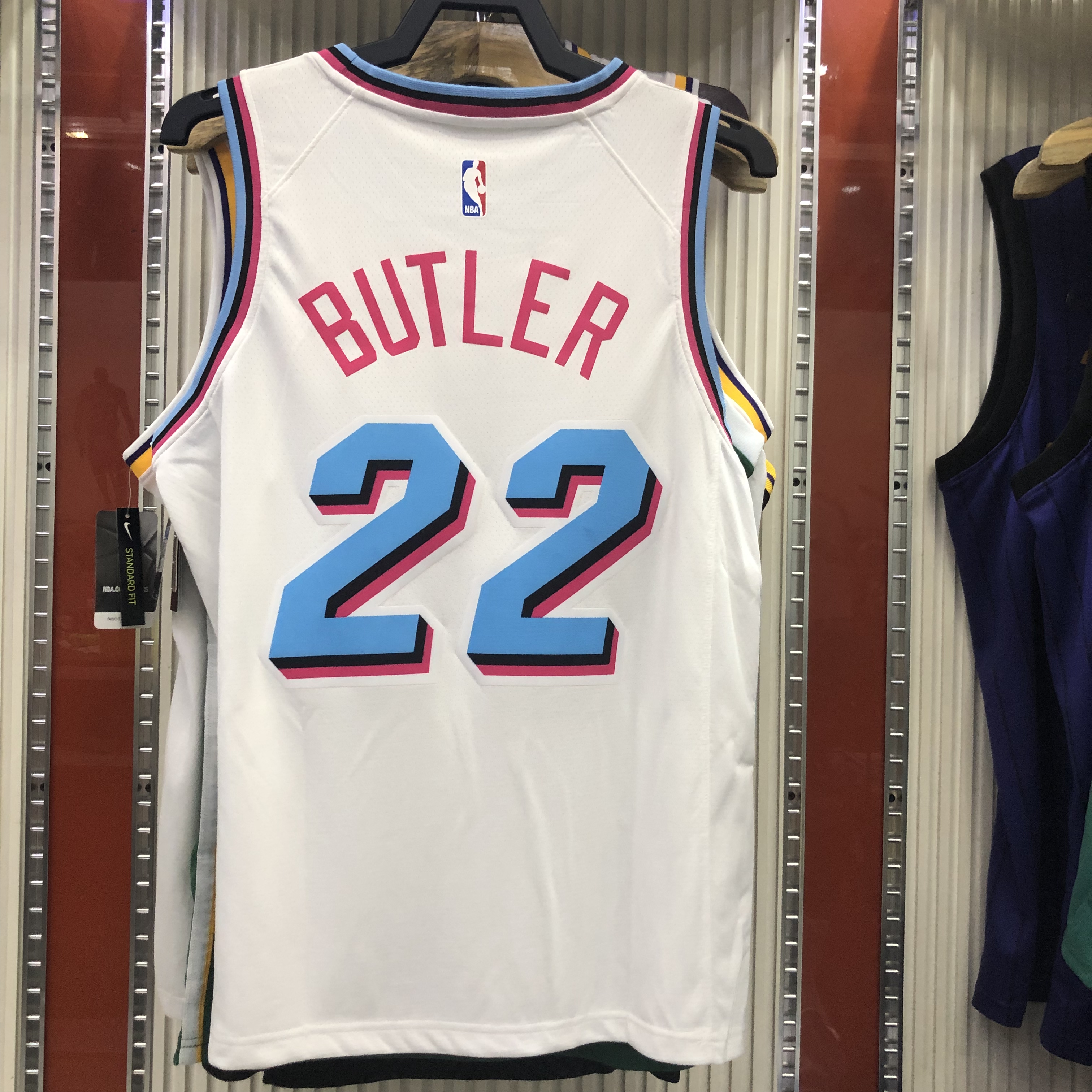 Heat crewneck white number 22 Butler