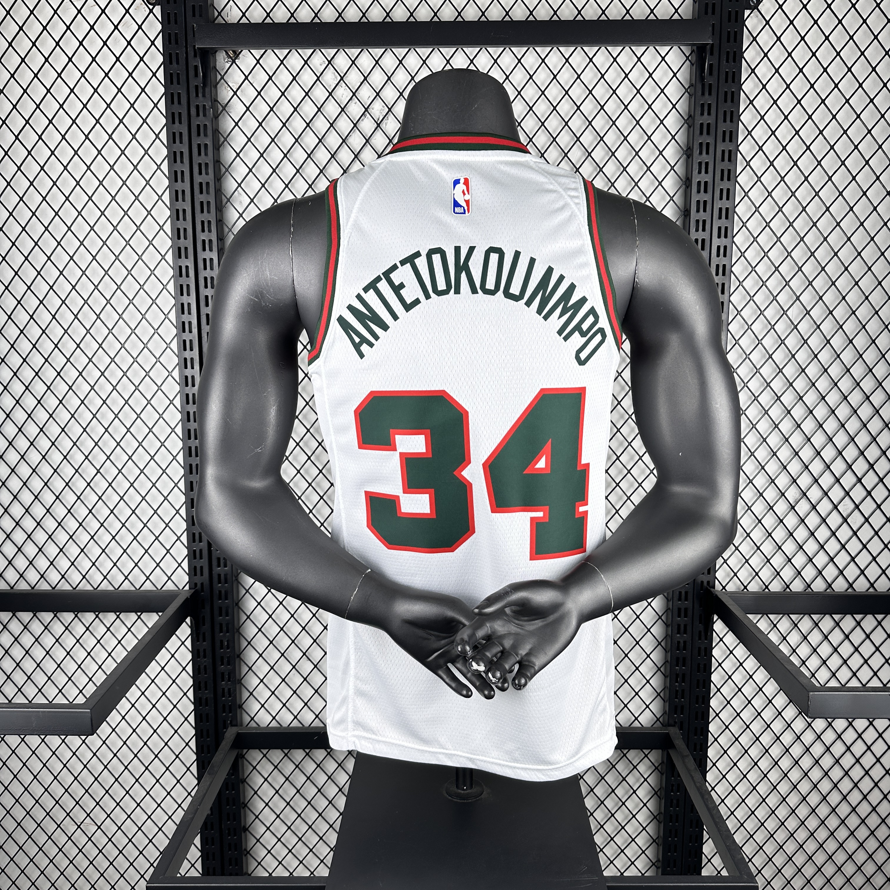 '18 Bucks back 34 Antetokounmpo