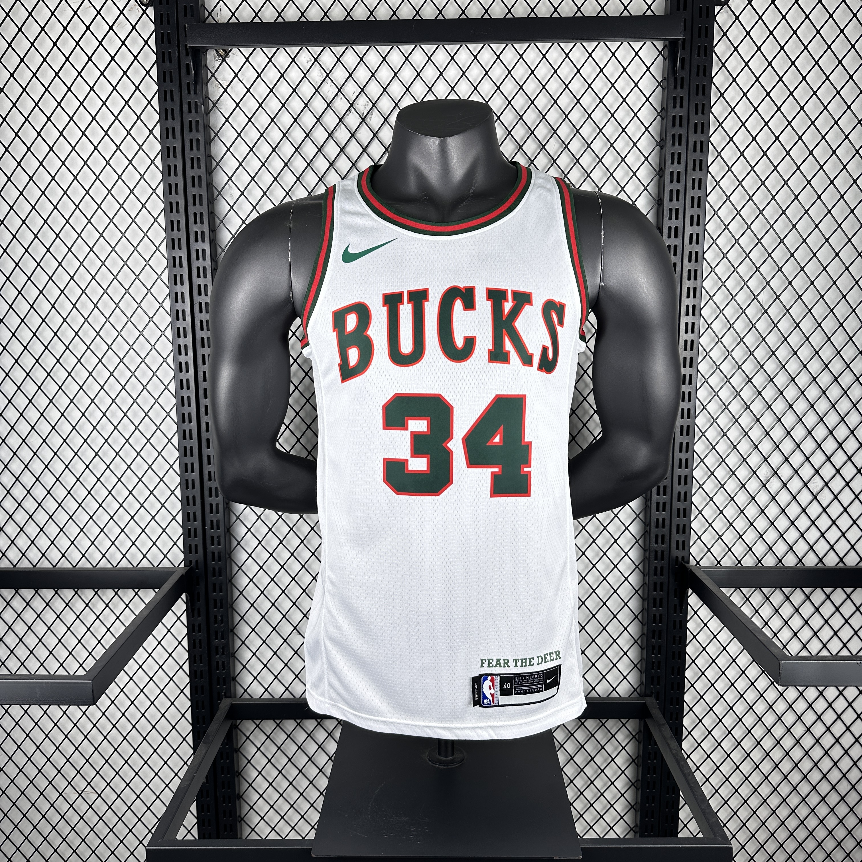 '18 Bucks back 34 Antetokounmpo