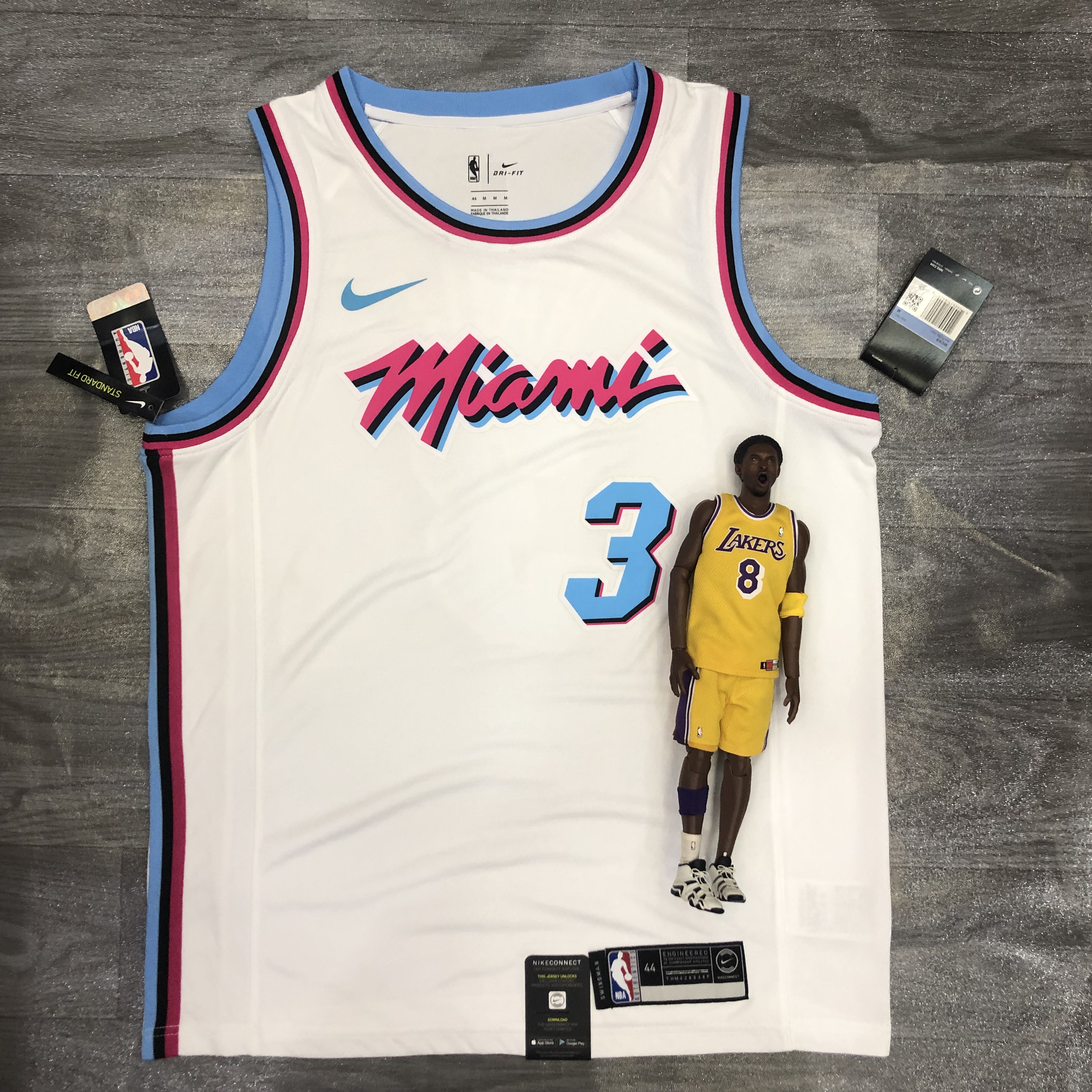 Heat crewneck white No. 3 Wade