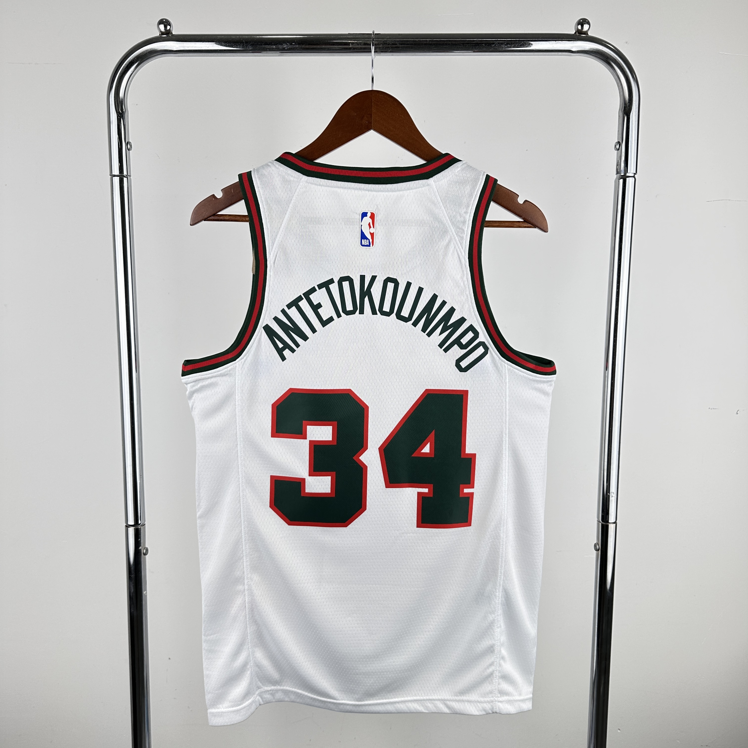 '18 Bucks back 34 Antetokounmpo