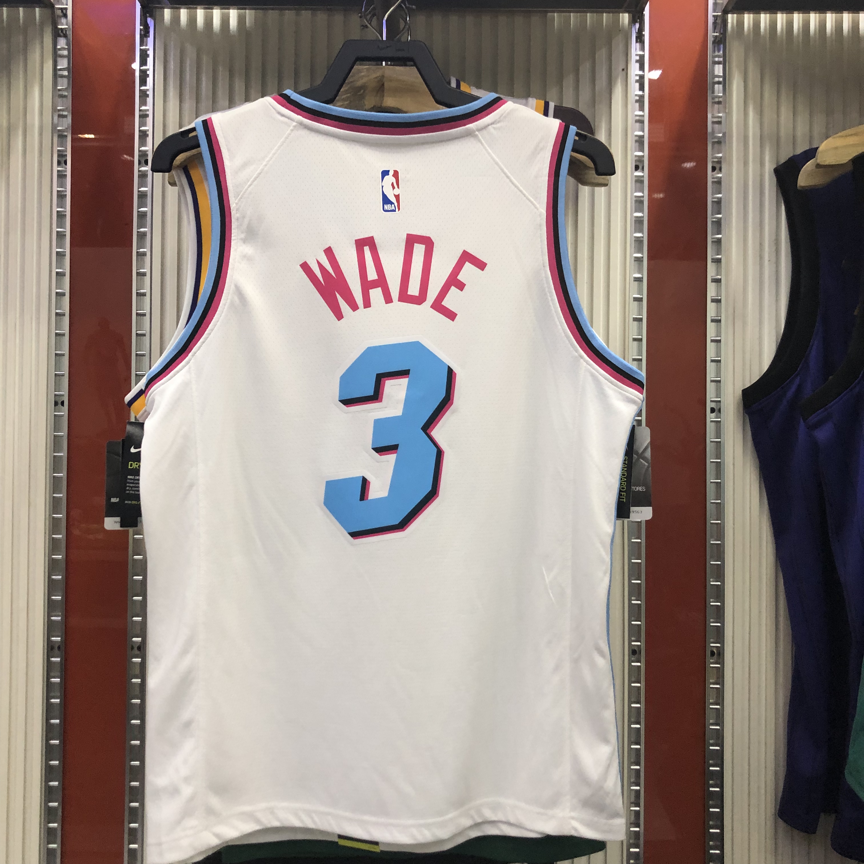 Heat crewneck white No. 3 Wade