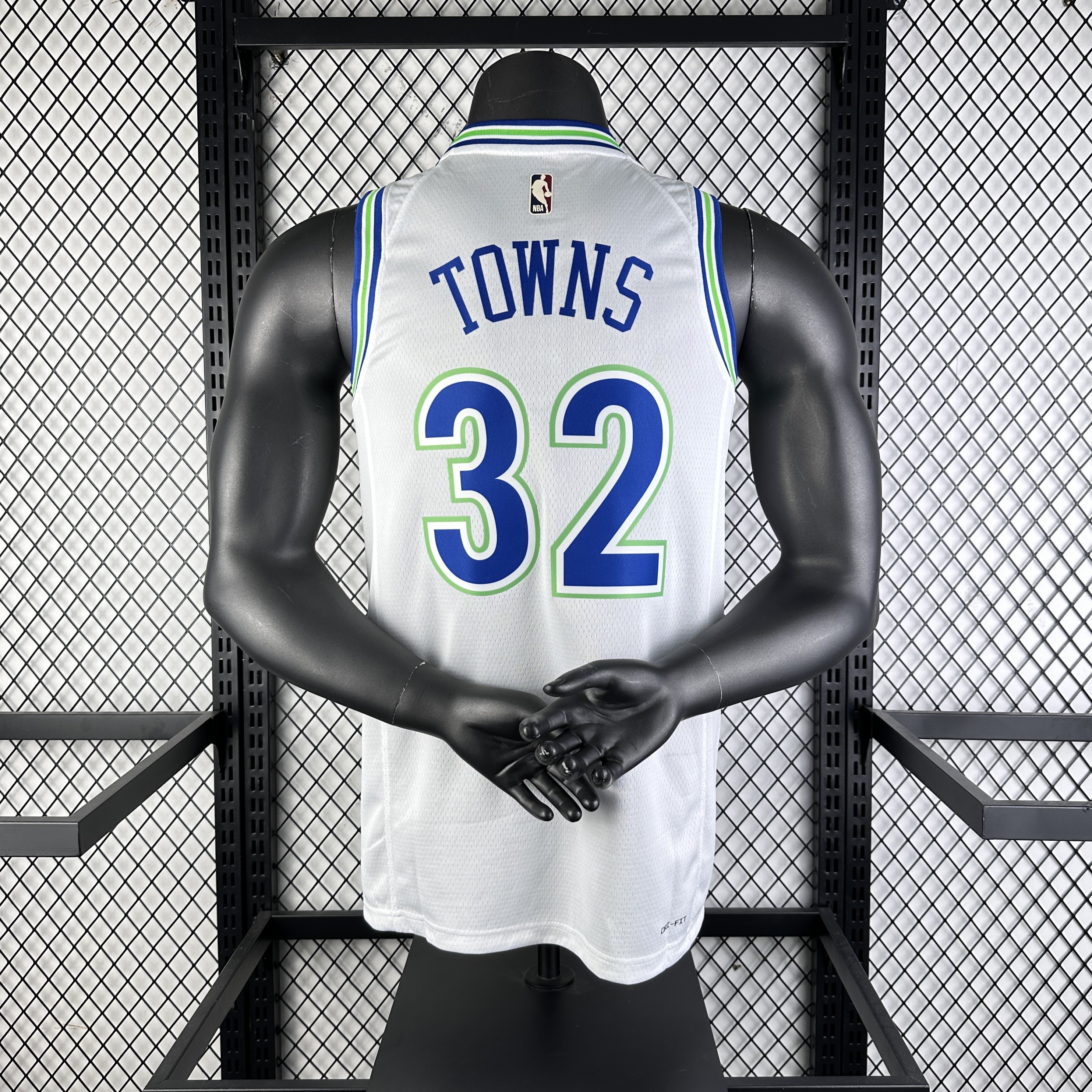 24 Timberwolves throwback No. 32 Towns