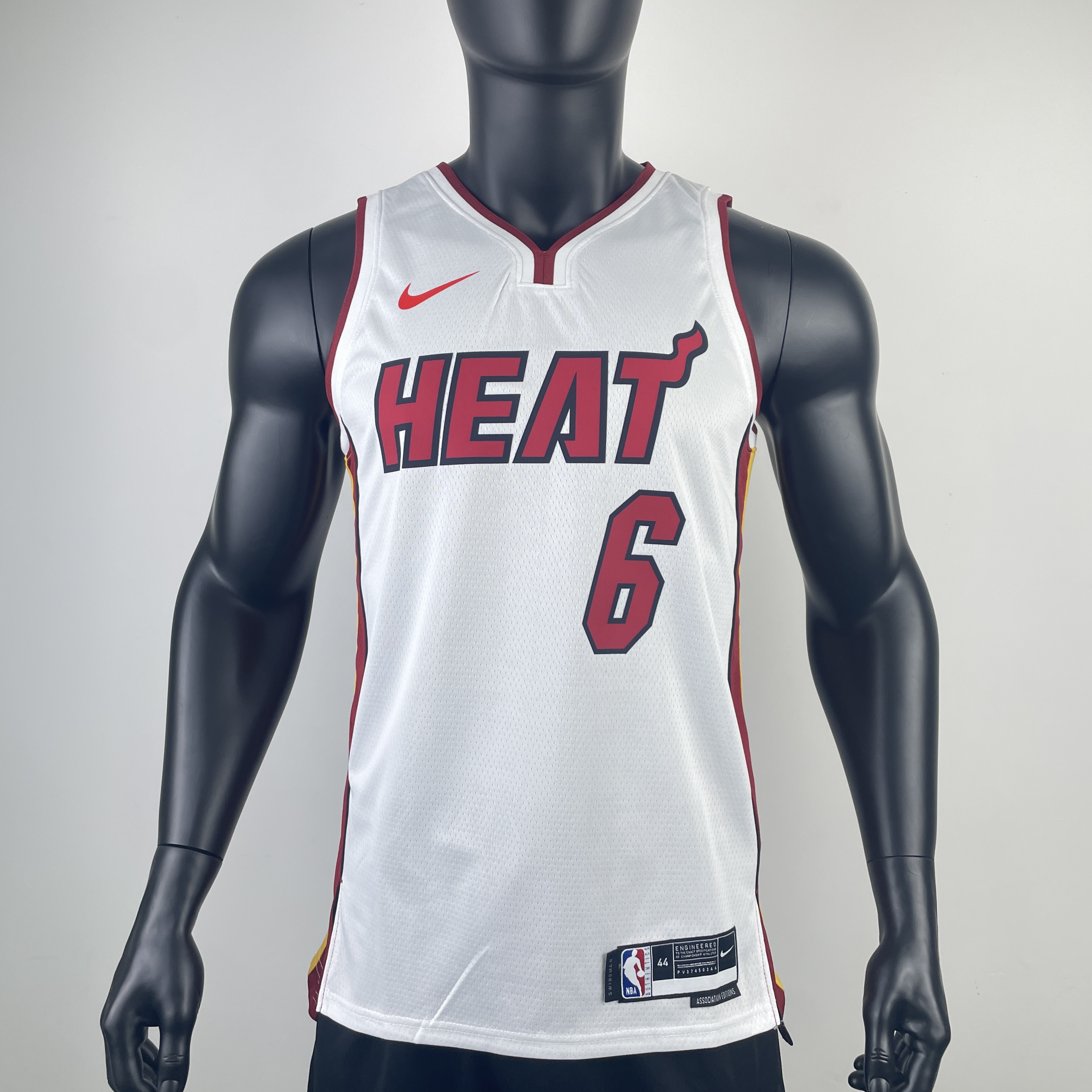Heat V-neck white number 6 James