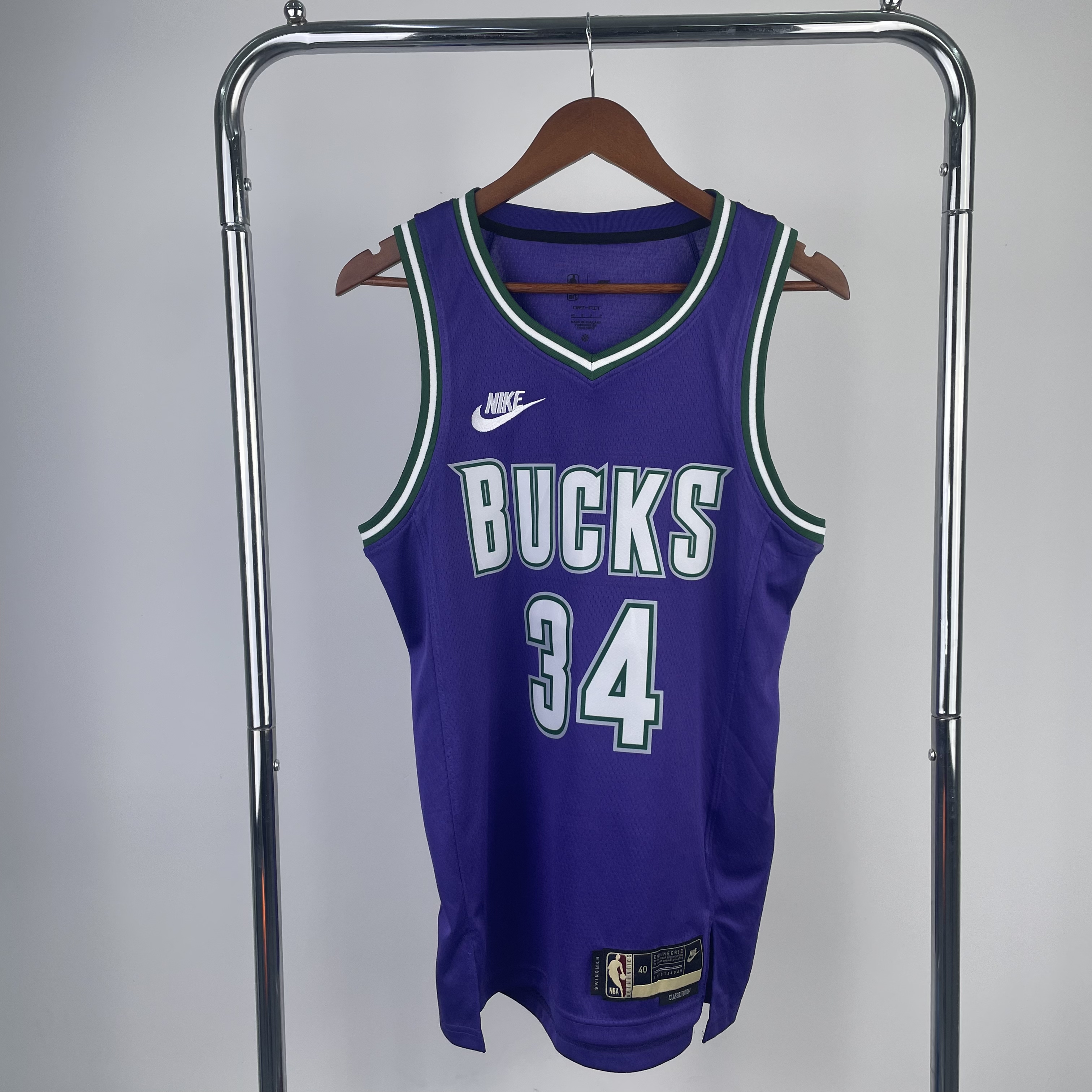 '23 Bucks back 34 Antetokounmpo
