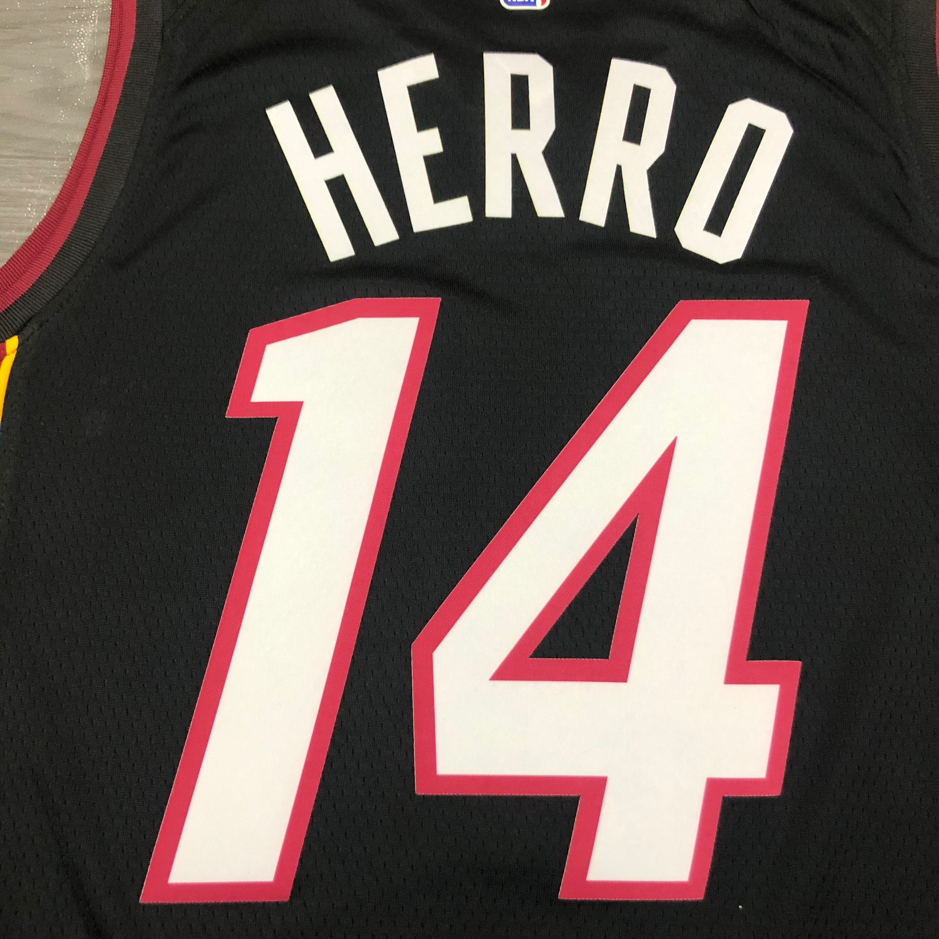 Heat V-neck black number 14 HERRO