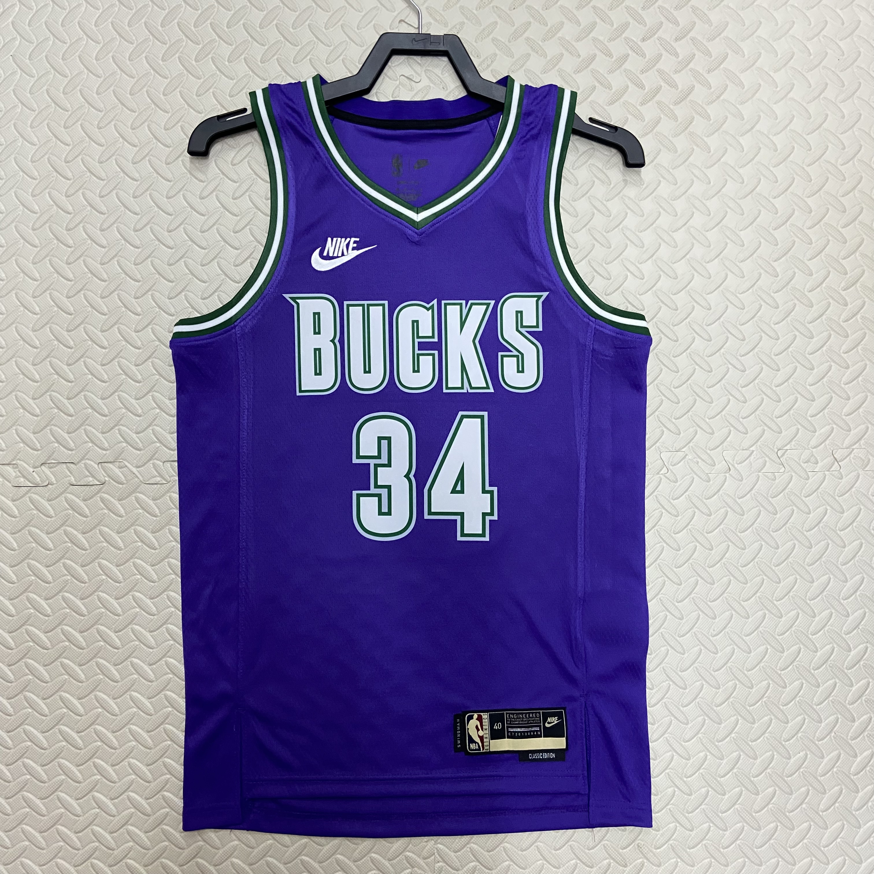 '23 Bucks back 34 Antetokounmpo