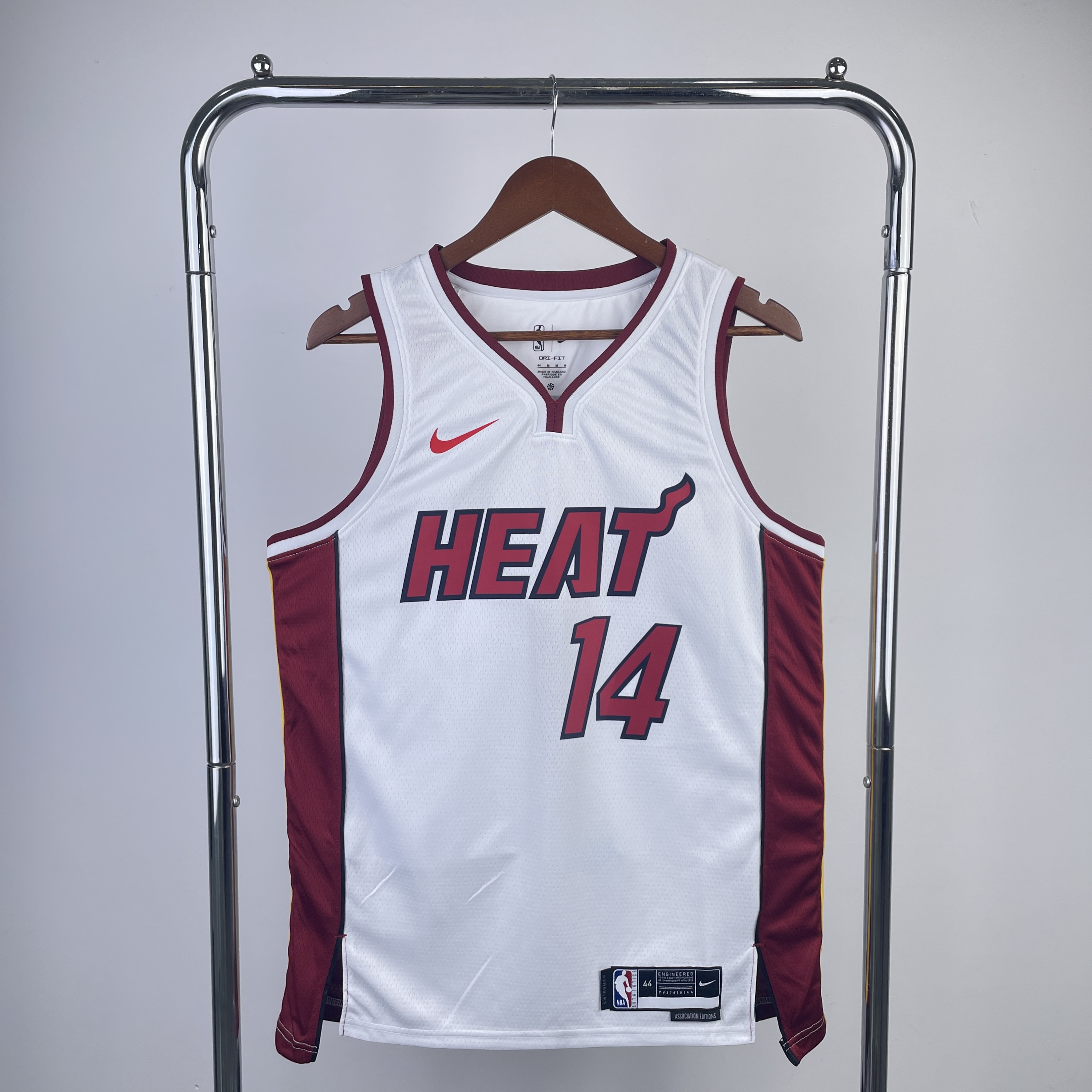 Heat V-neck white number 14 HERRO