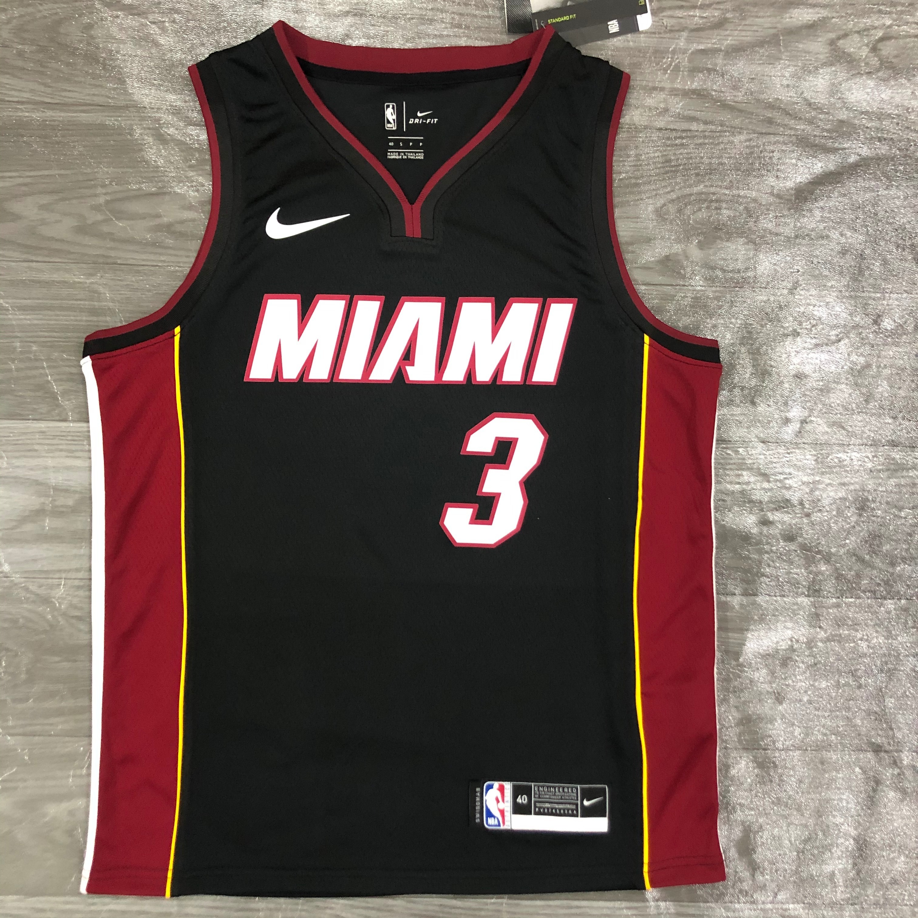 Heat V-neck black No. 3 Wade