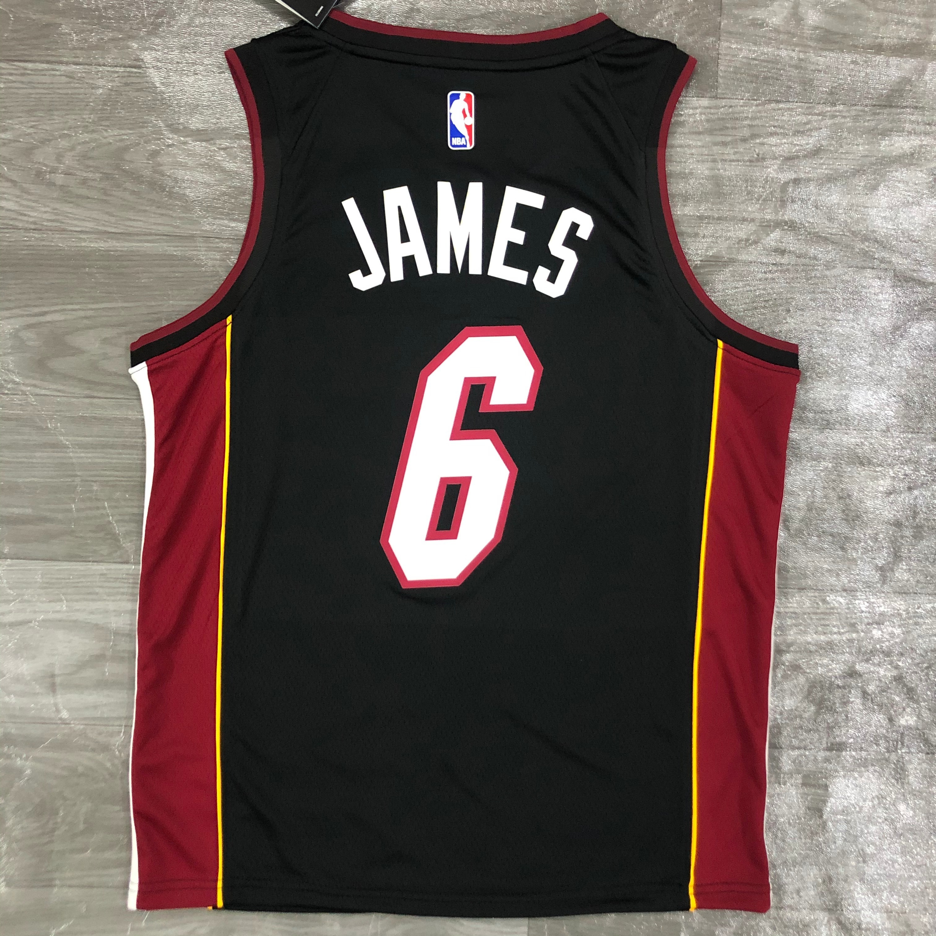 Heat V-neck black No.6 James