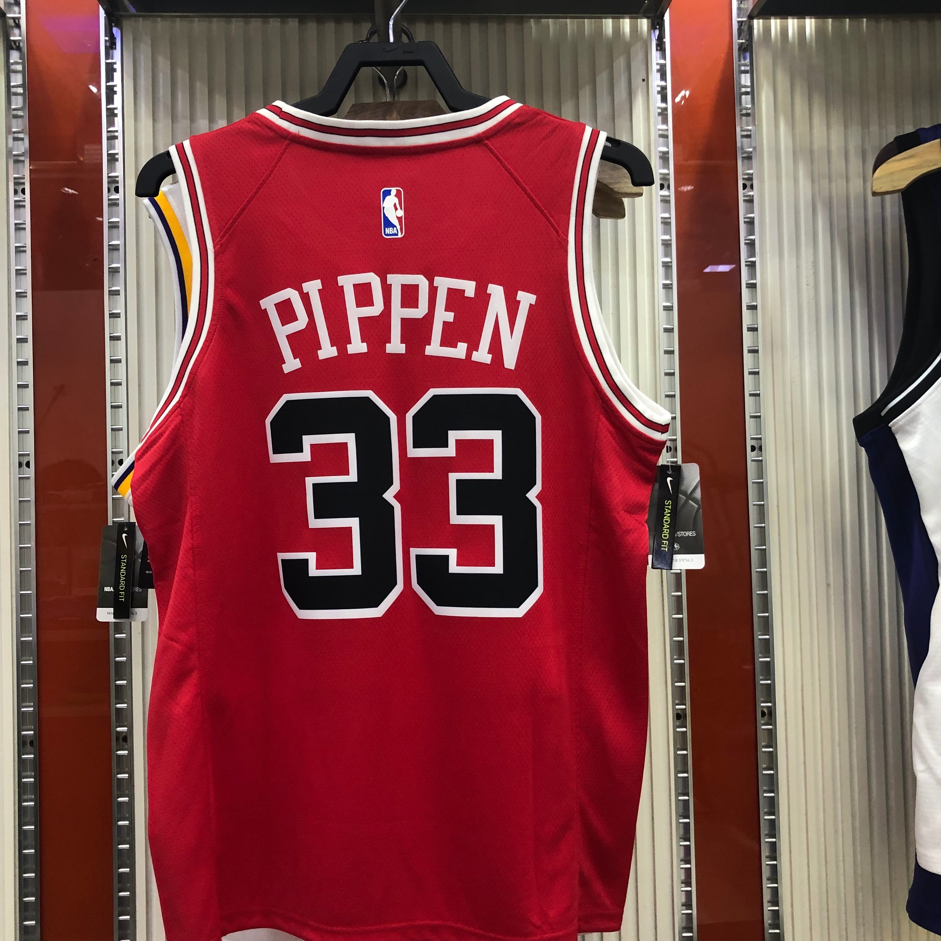 Bulls crew neck red # 33 Pippen
