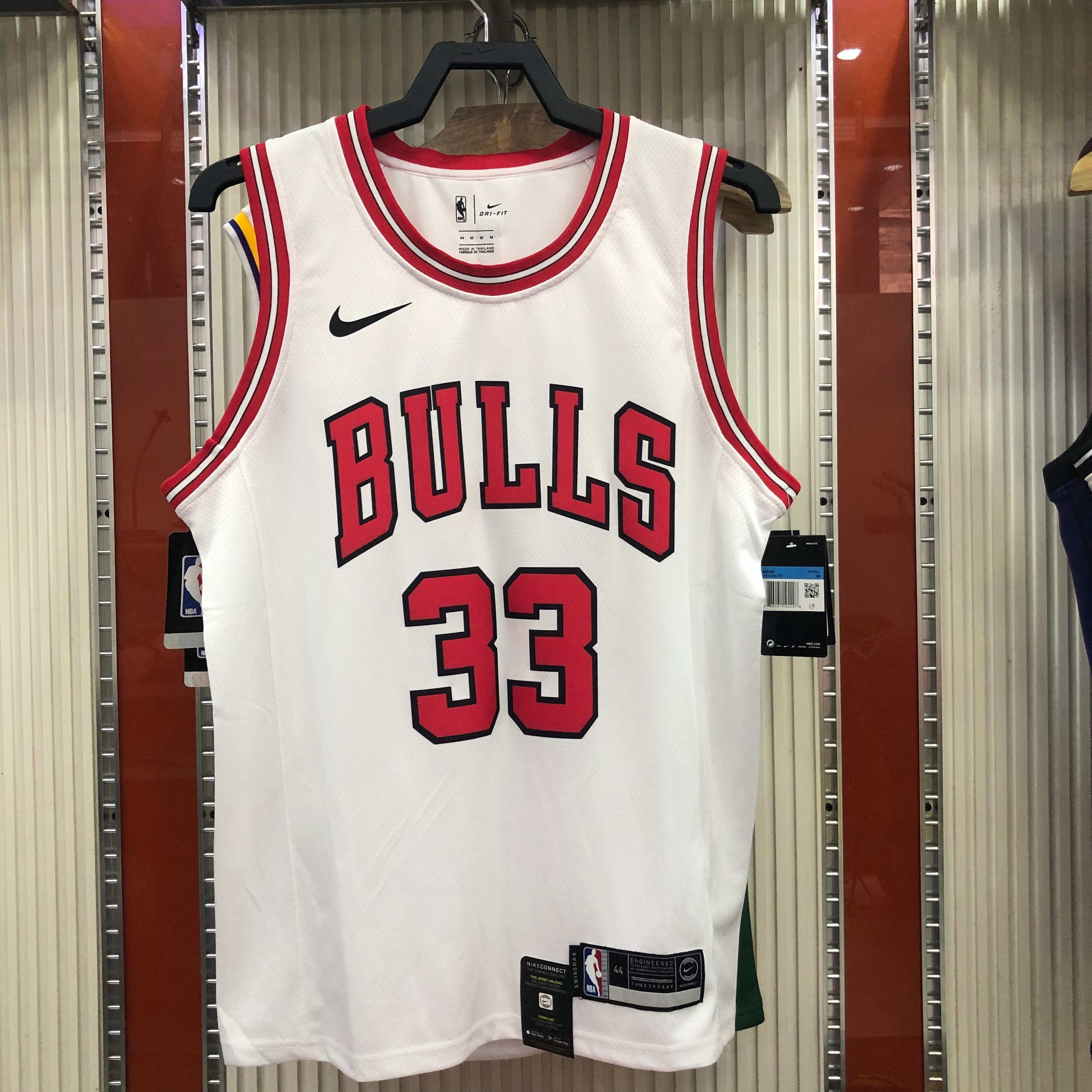 Bulls crew neck white # 33 Pippen