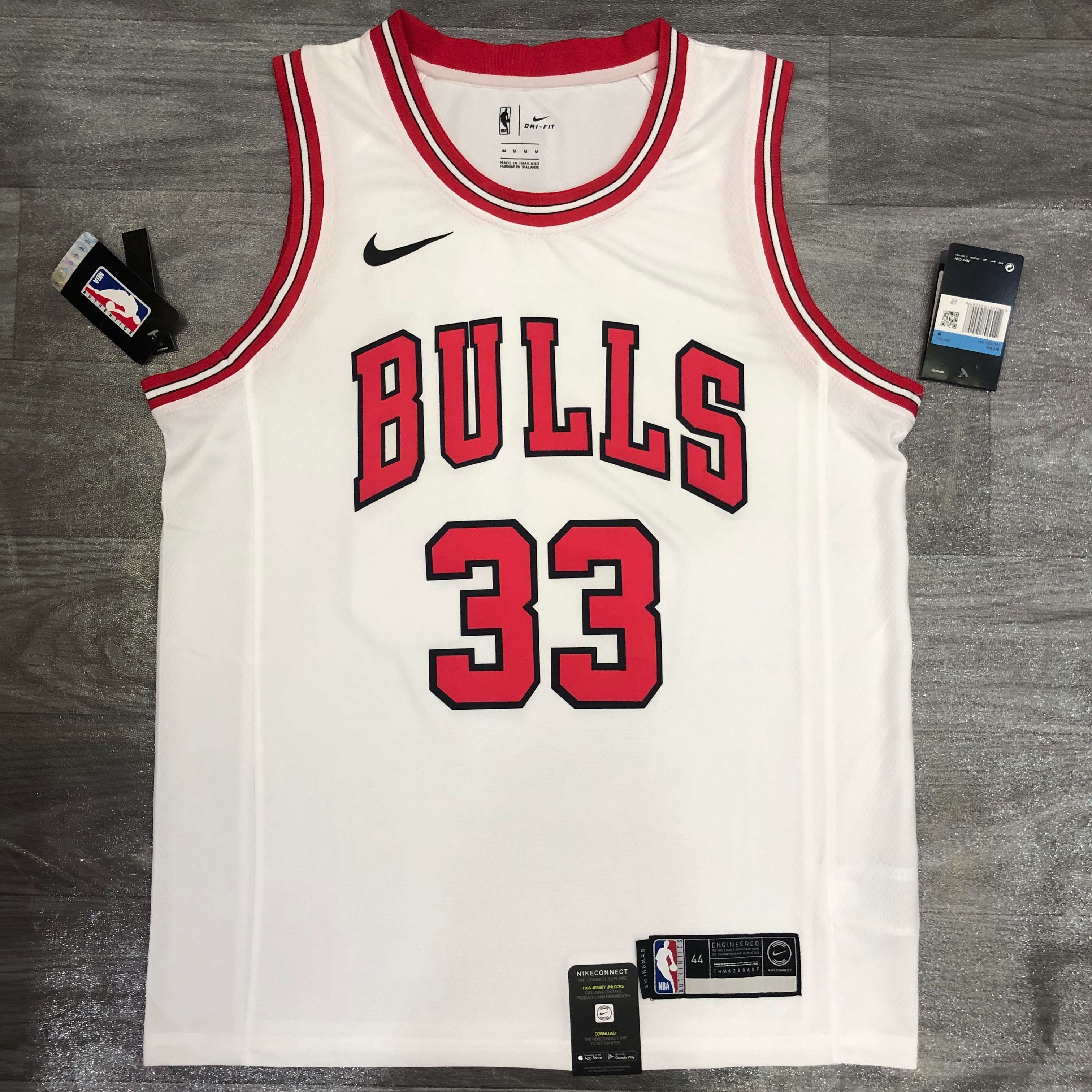 Bulls crew neck white # 33 Pippen