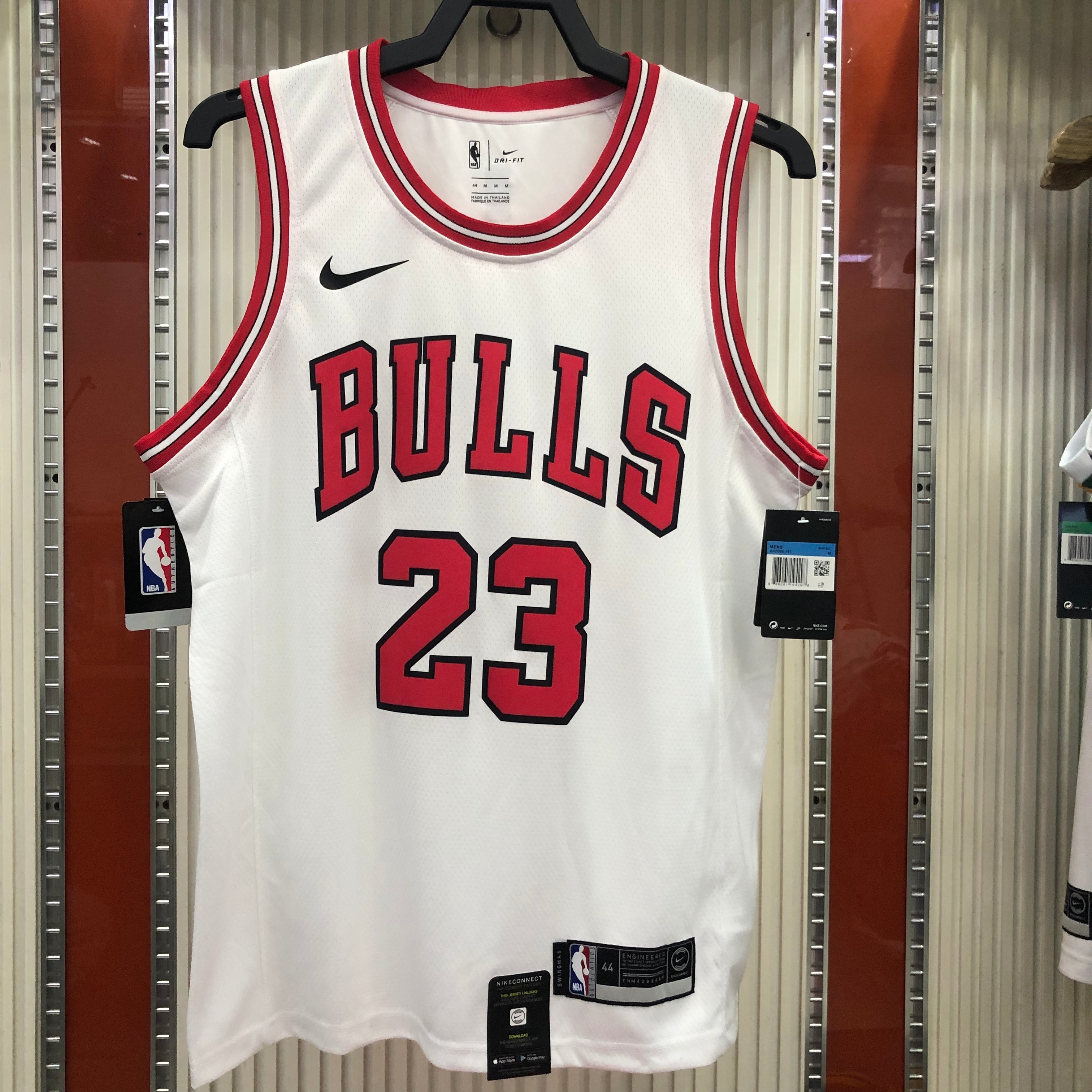 Bulls round white number 23 Jordan
